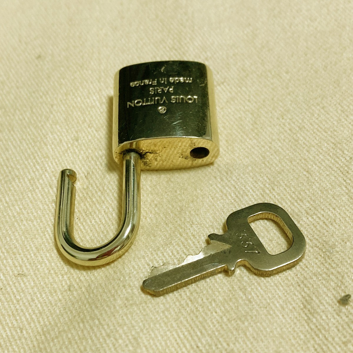 LOUIS VUITTON LV 10 SET PADLOCK KEY CHARM CADENA GOLD-PLATED FRANCE 37PDA300
