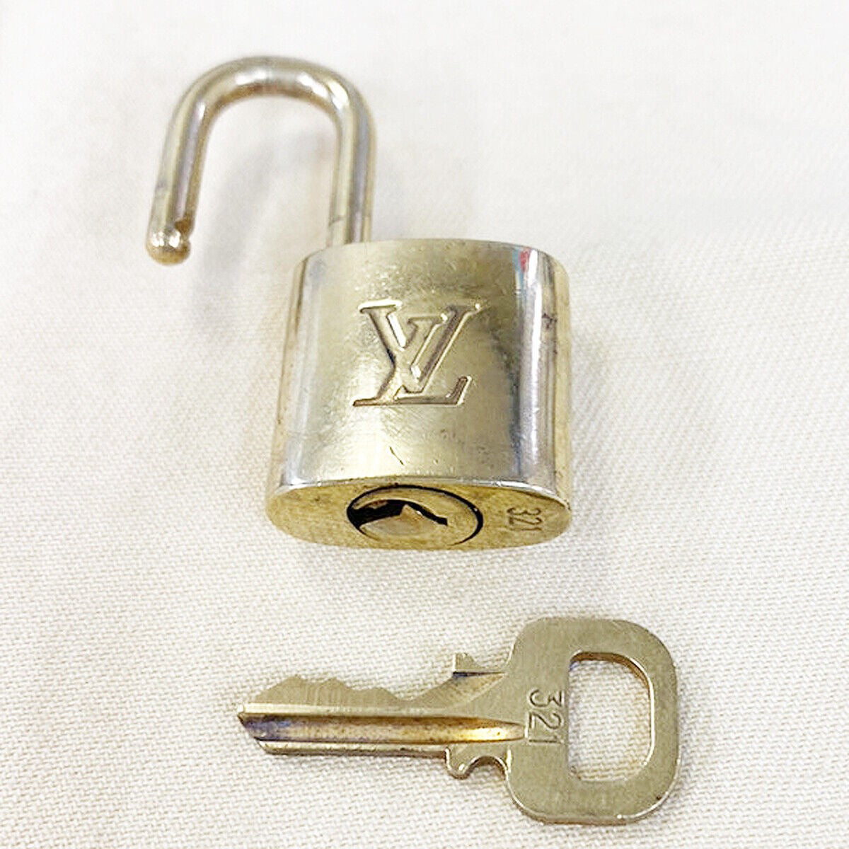 LOUIS VUITTON LV 10 SET PADLOCK CADENA KEY BAG CHARM GOLD PLATED FRANCE 34MS890