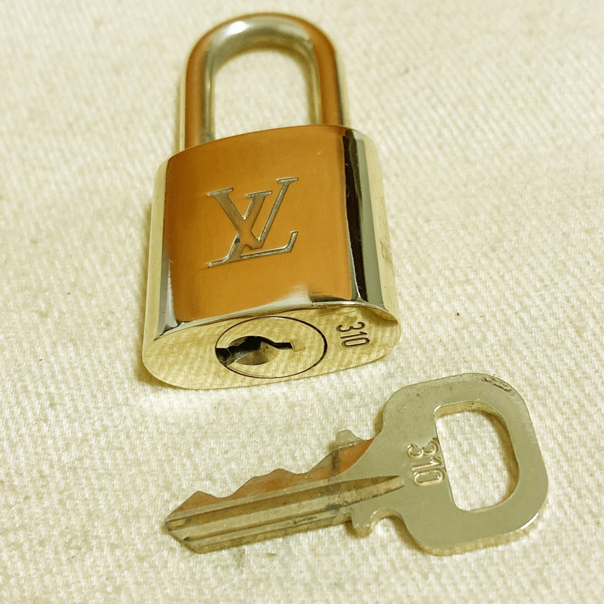 LOUIS VUITTON LV 10 SET PADLOCK KEY CHARM CADENA GOLD-PLATED FRANCE 37PDA256