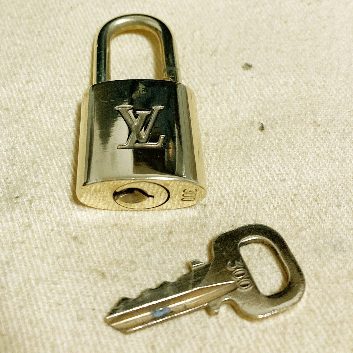 LOUIS VUITTON LV 10 SET PADLOCK KEY CHARM CADENA GOLD-PLATED FRANCE 62PDA223