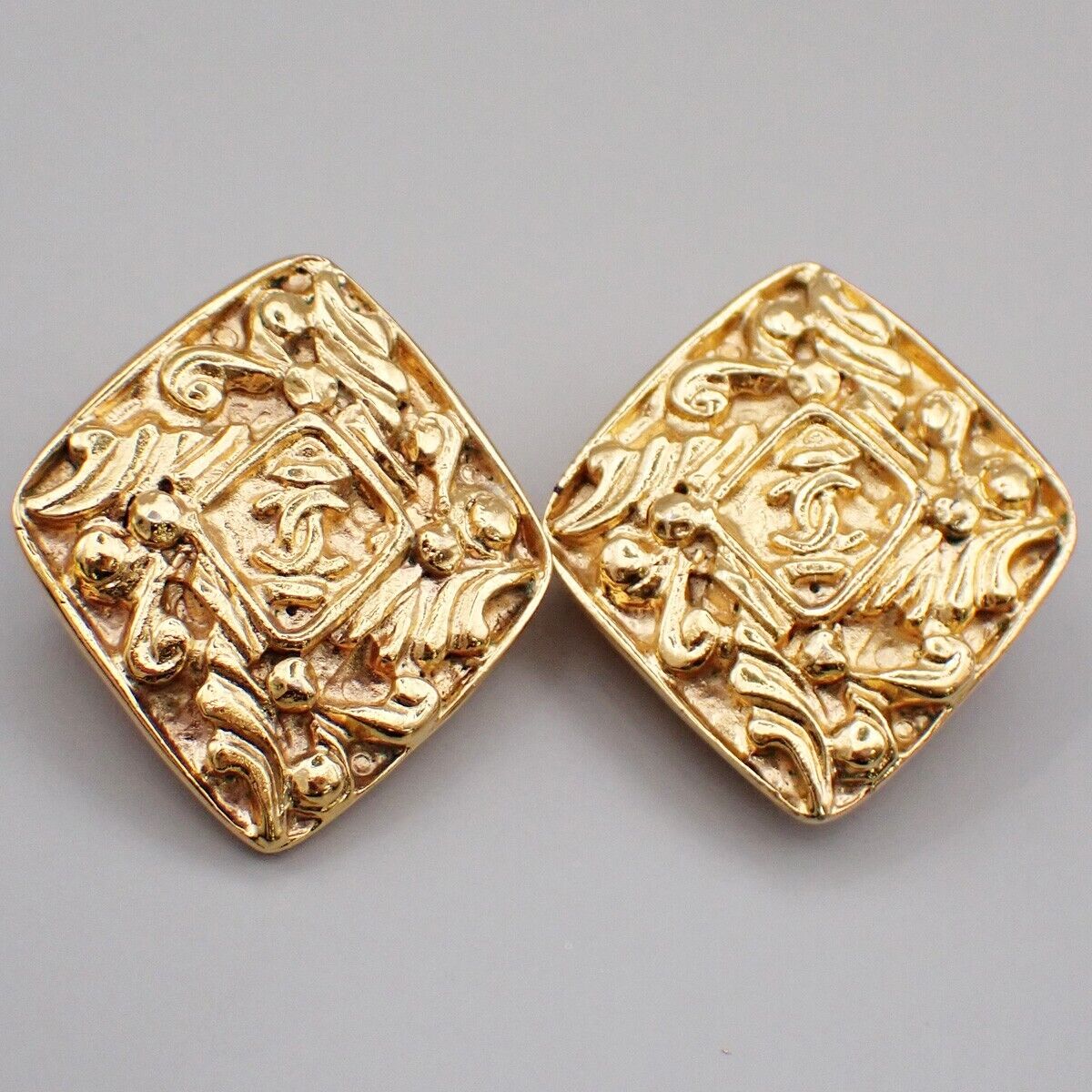 CHANEL CC Logo Diamond Shape Earrings Clip-On Gold GHW France Vintage 34YG565