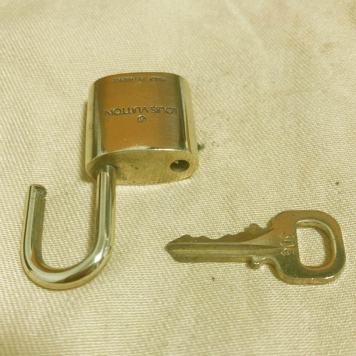 LOUIS VUITTON LV 10 SET PADLOCK KEY CHARM CADENA GOLD-PLATED FRANCE 33PDA317