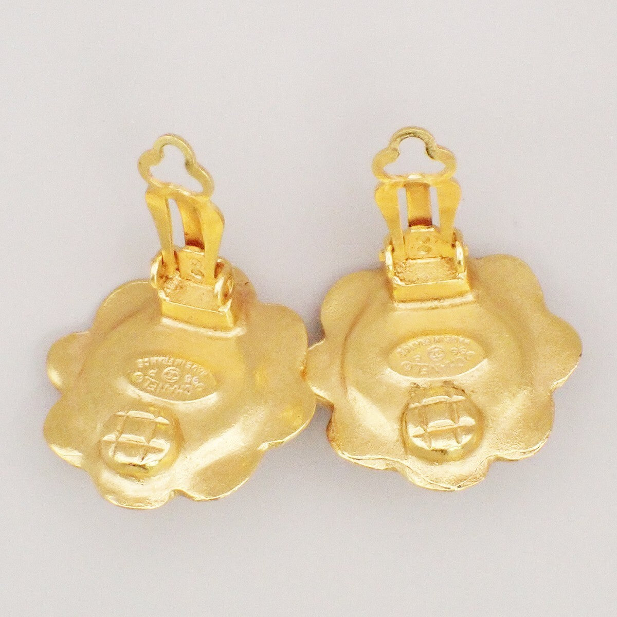 CHANEL CC Logo Imitation Pearl Flower Button Earrings Clip-On 96 P Gold 30RK753