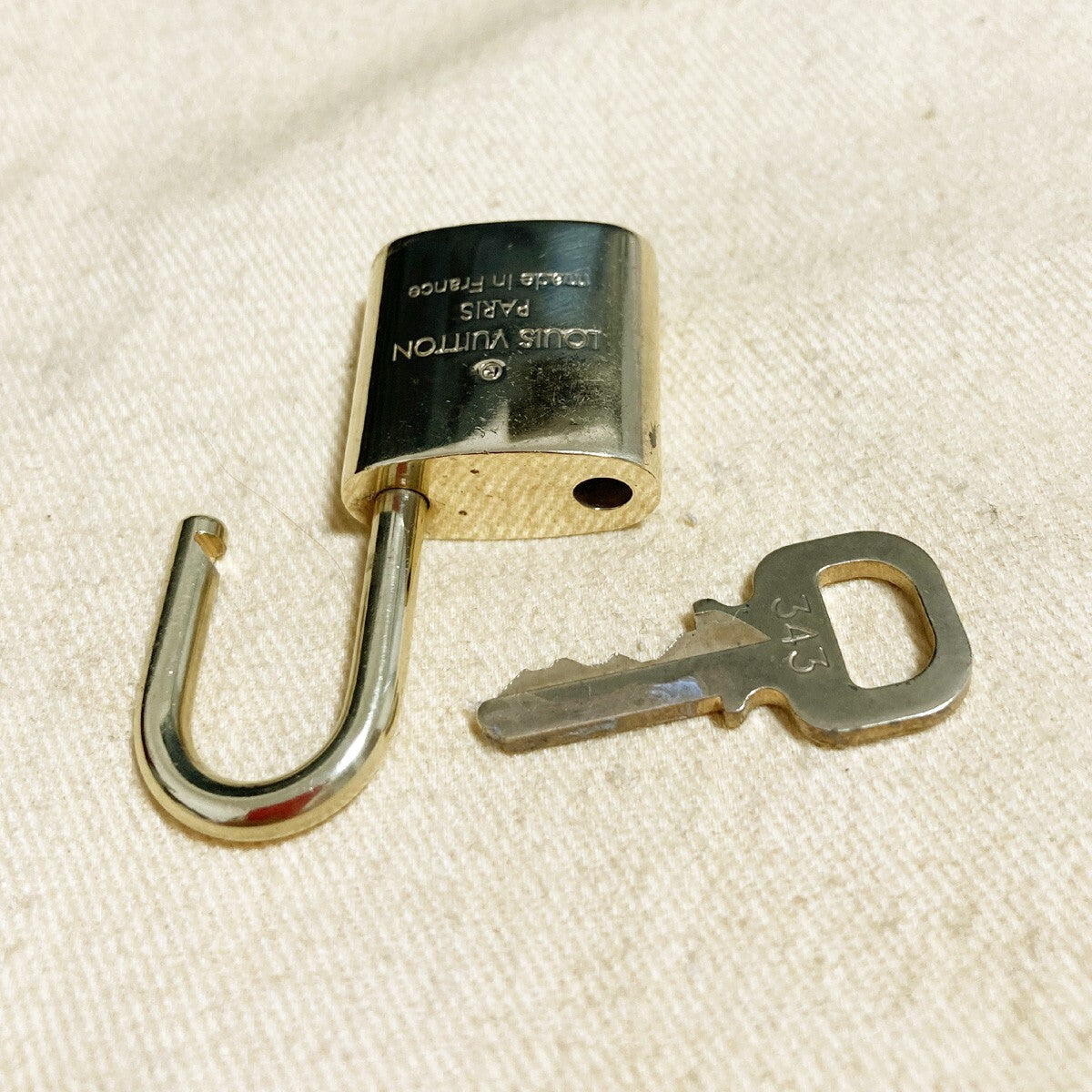 LOUIS VUITTON LV 10 SET PADLOCK KEY BAG CHARM CADENA GOLD PLATED FRANCE 31PDA087