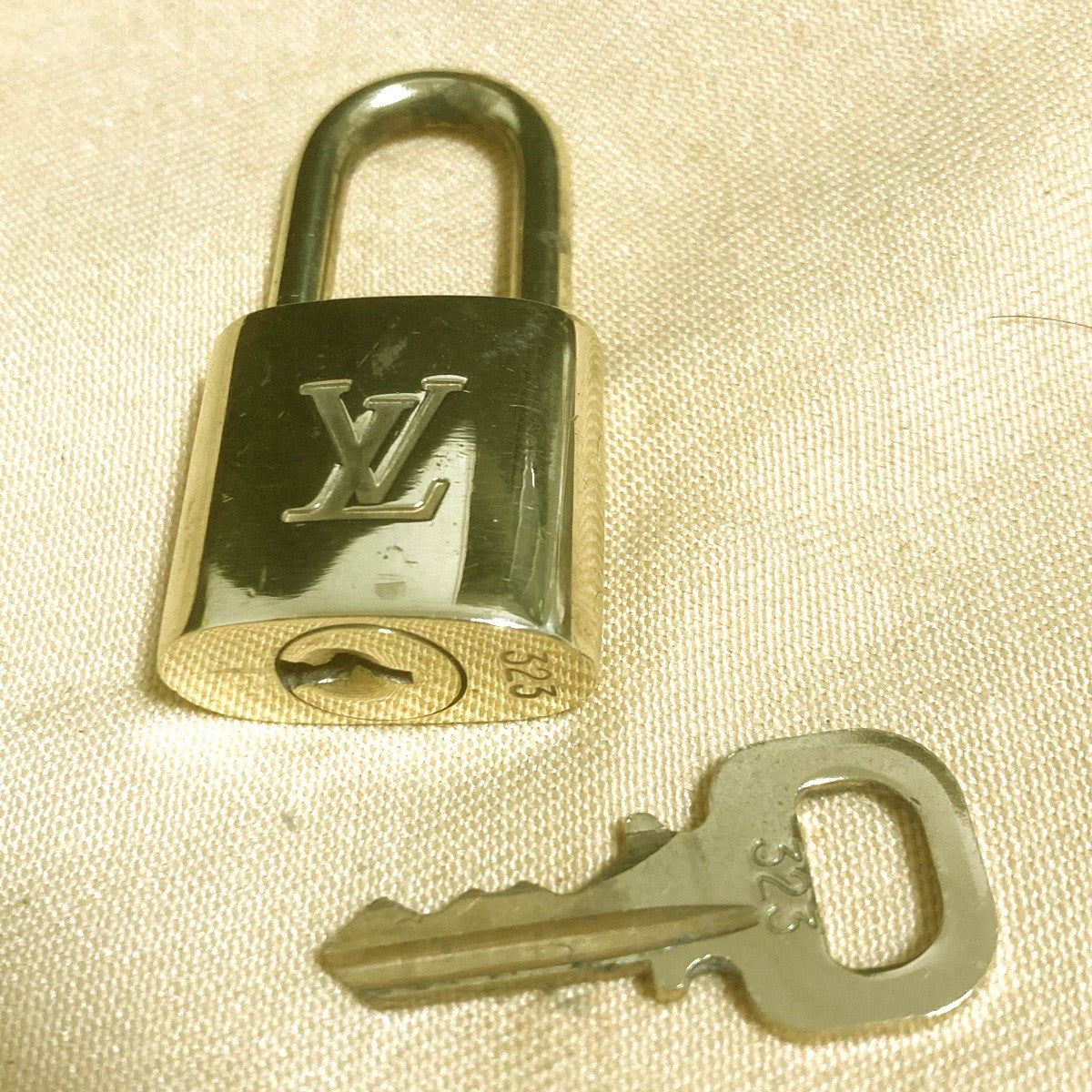 LOUIS VUITTON LV 10 SET PADLOCK KEY CHARM CADENA GOLD-PLATED FRANCE 37PDA316