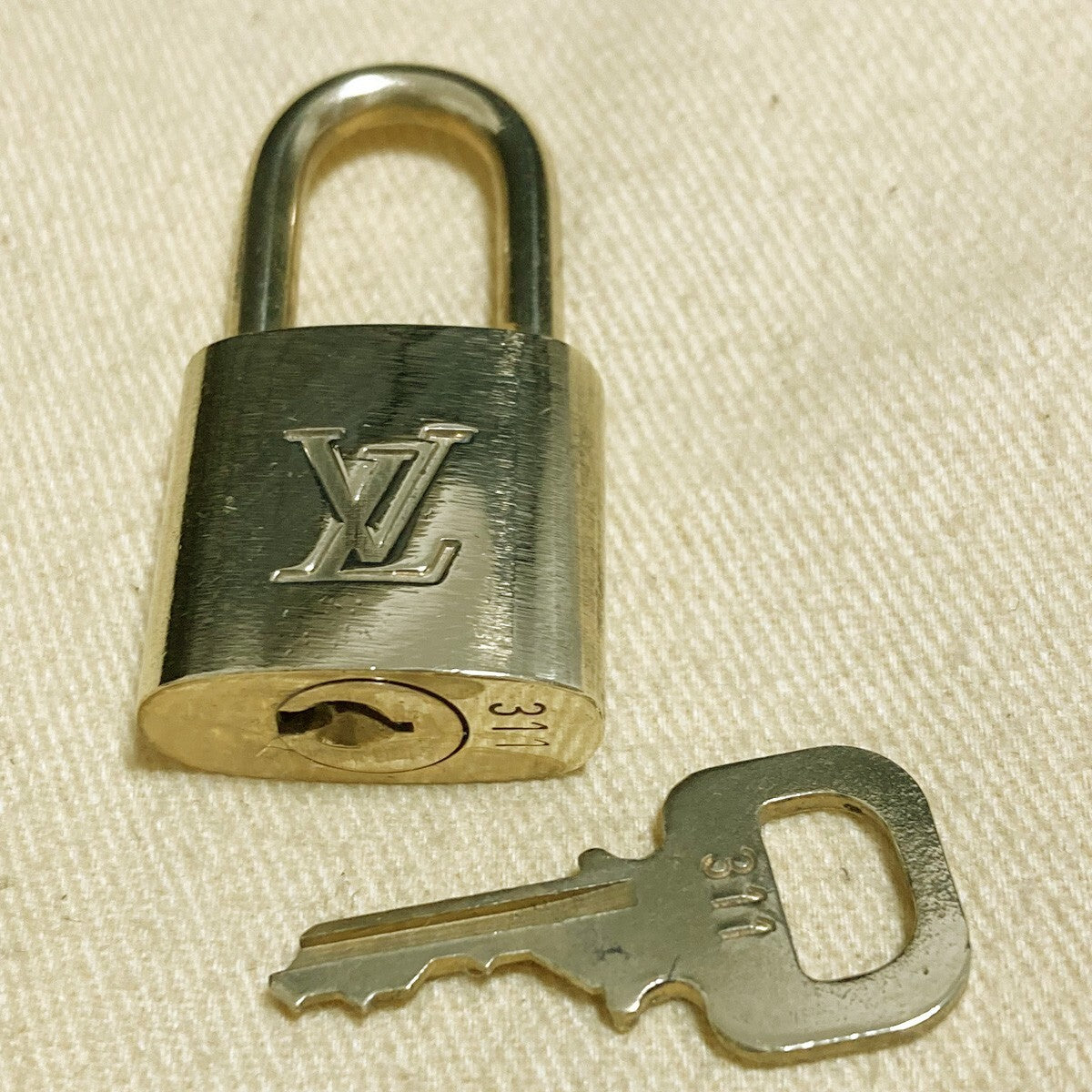 LOUIS VUITTON LV 10 SET PADLOCK KEY CHARM CADENA GOLD-PLATED FRANCE 62PDA204