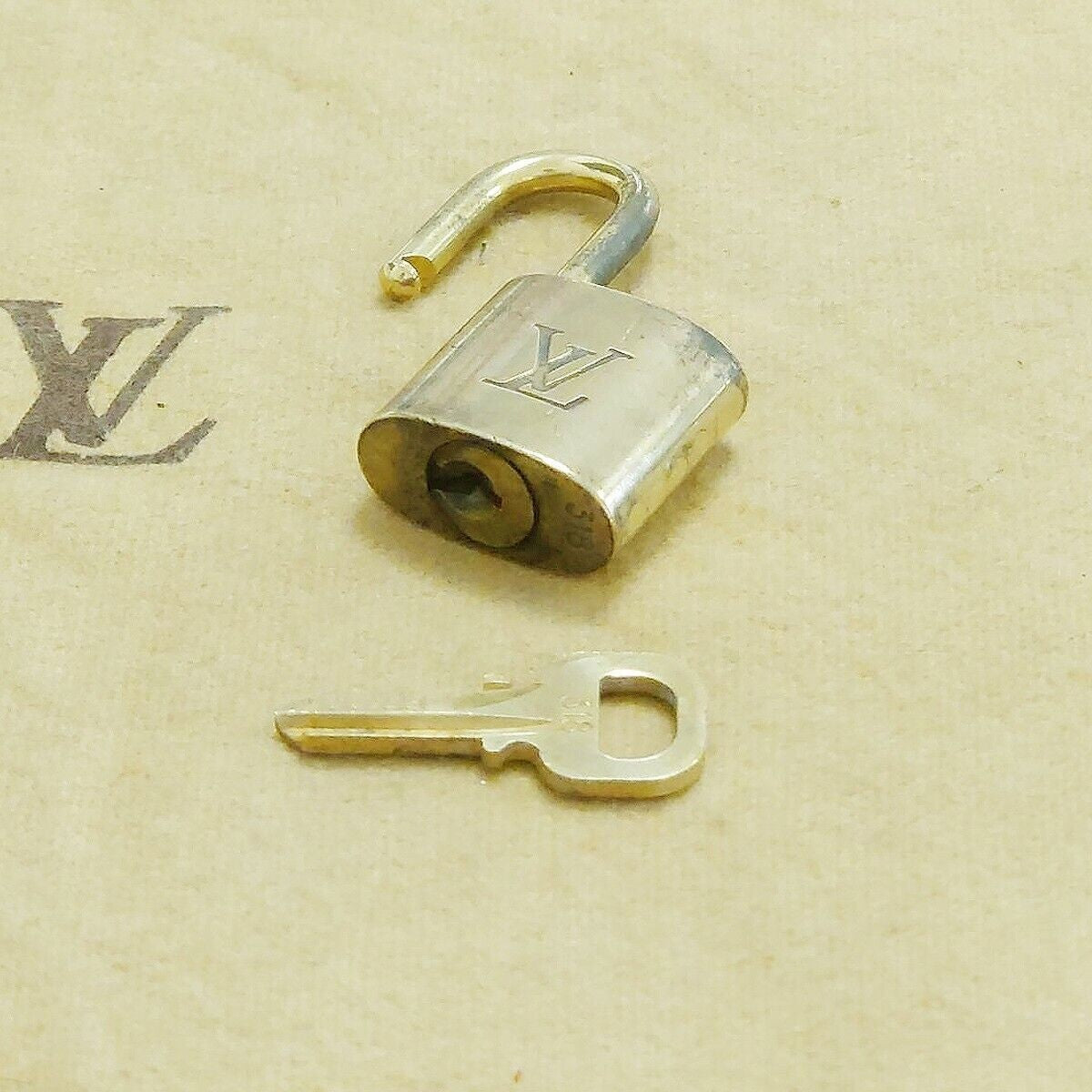 LOUIS VUITTON LV 10 SET PADLOCK KEY BAG CHARM CADENA GOLD PLATED FRANCE 33HA066