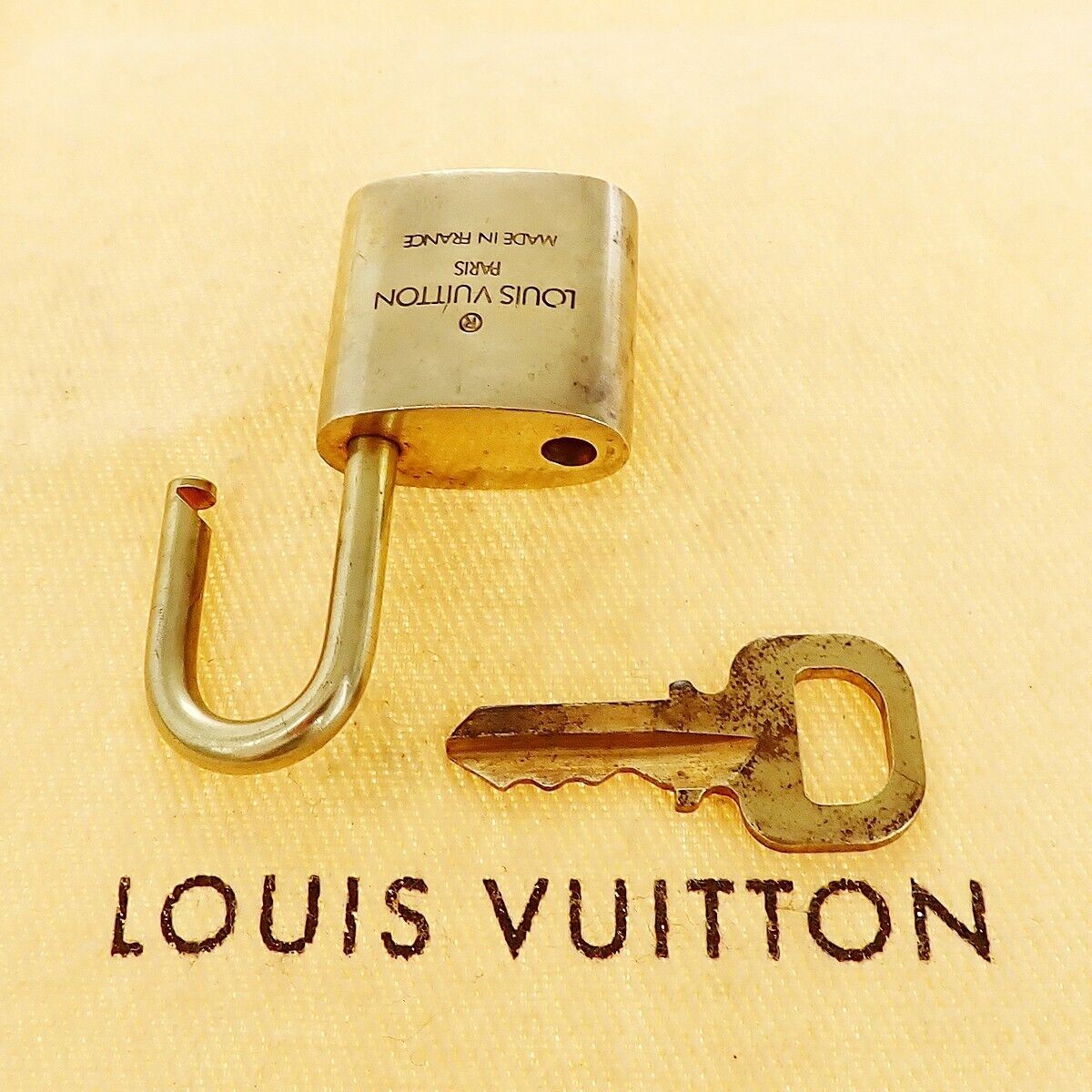 LOUIS VUITTON LV 10 SET PADLOCK KEY BAG CHARM CADENA GOLD PLATED FRANCE 33YE931
