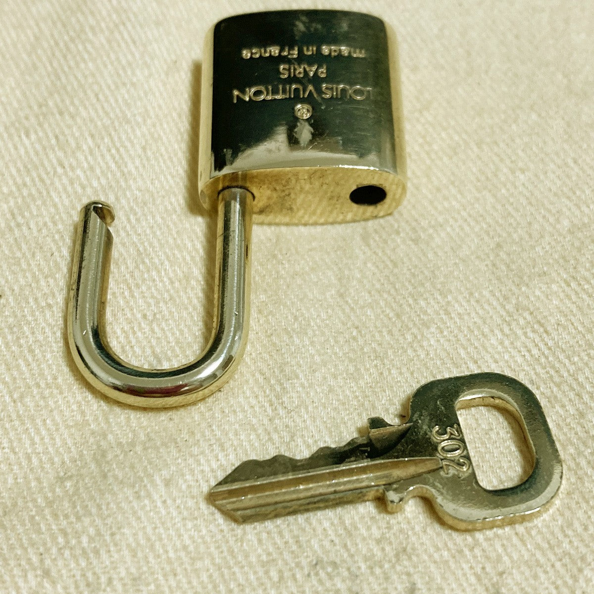 LOUIS VUITTON LV 10 SET PADLOCK KEY CHARM CADENA GOLD-PLATED FRANCE 62PDA297