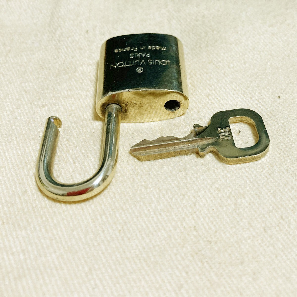 LOUIS VUITTON LV 10 SET PADLOCK KEY CHARM CADENA GOLD-PLATED FRANCE 37PDA141