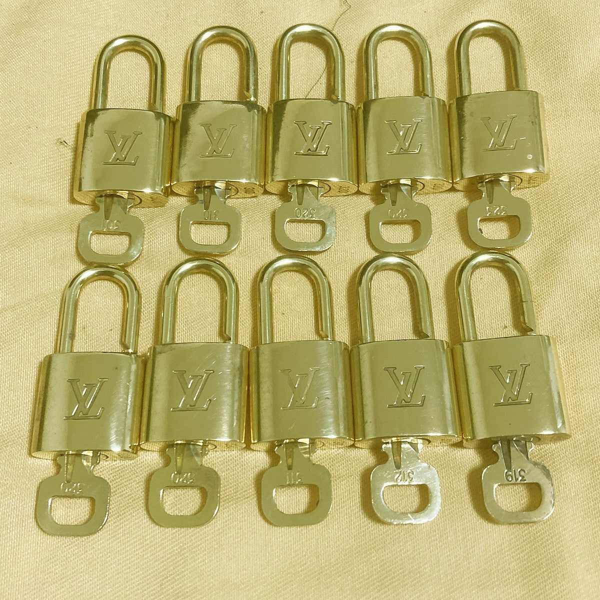 LOUIS VUITTON LV 10 SET PADLOCK KEY CHARM CADENA GOLD-PLATED FRANCE 31PDA315