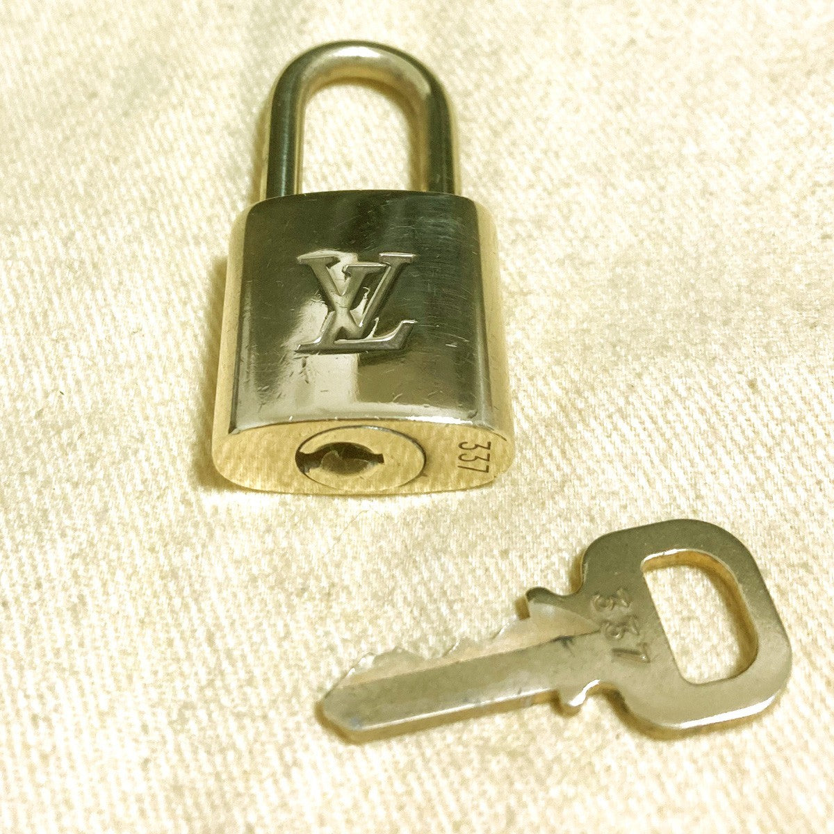 LOUIS VUITTON LV 10 SET PADLOCK KEY CHARM CADENA GOLD-PLATED FRANCE 39PDA311