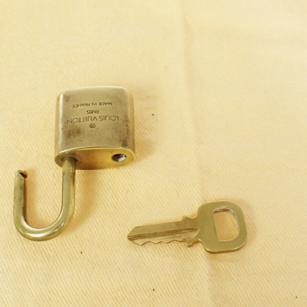 LOUIS VUITTON LV 10 SET PADLOCK KEY BAG CHARM CADENA GOLD PLATED FRANCE 33SH949
