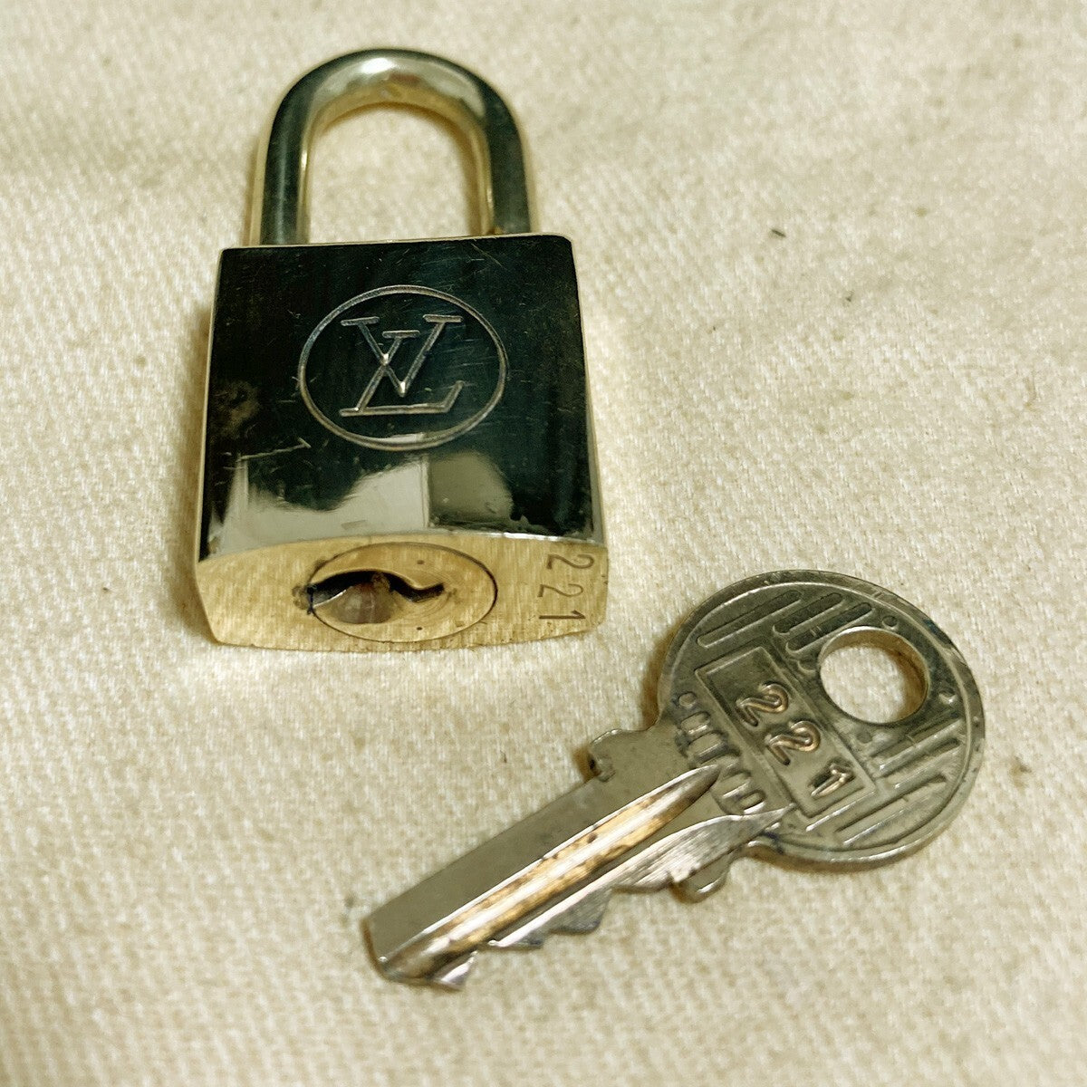 LOUIS VUITTON LV 10 SET PADLOCK KEY CHARM CADENA GOLD-PLATED FRANCE 33PDA147