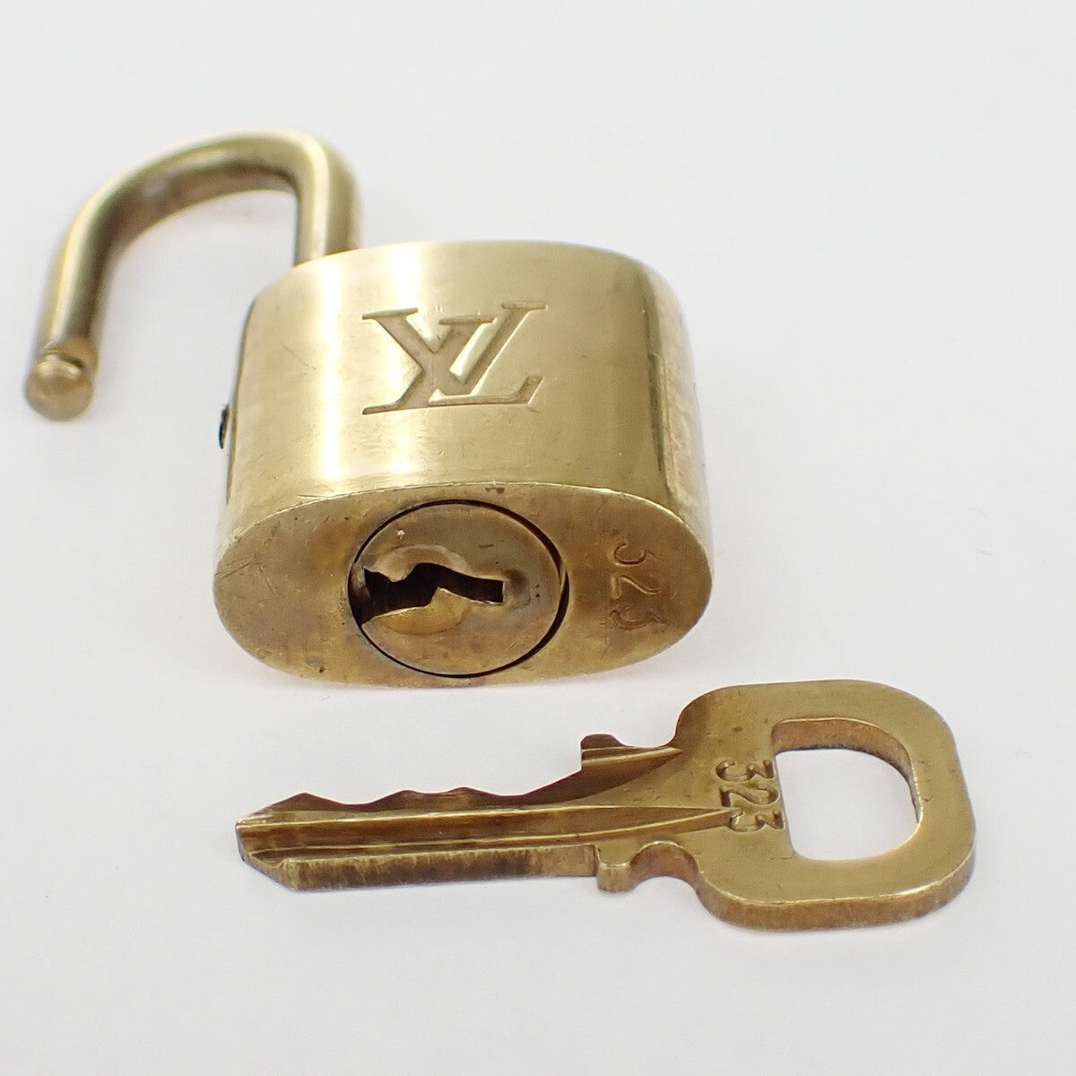 LOUIS VUITTON LV 10 SET PADLOCK KEY BAG CHARM CADENA GOLD PLATED FRANCE 80YG107
