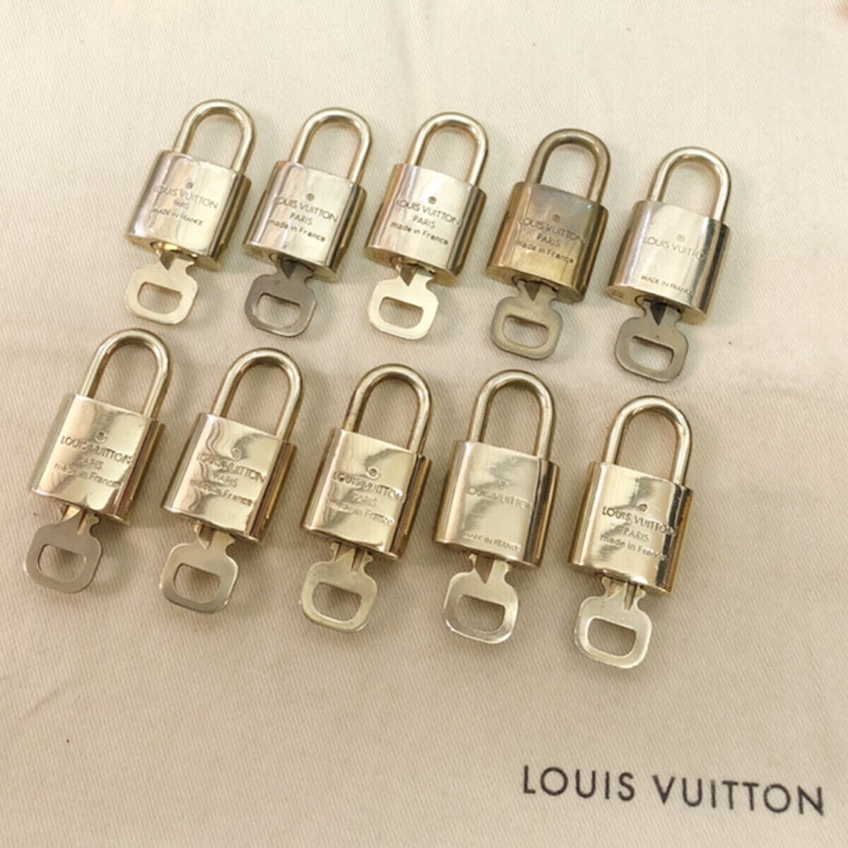 LOUIS VUITTON LV 10 SET PADLOCK KEY CHARM CADENA GOLD-PLATED FRANCE 37JF229
