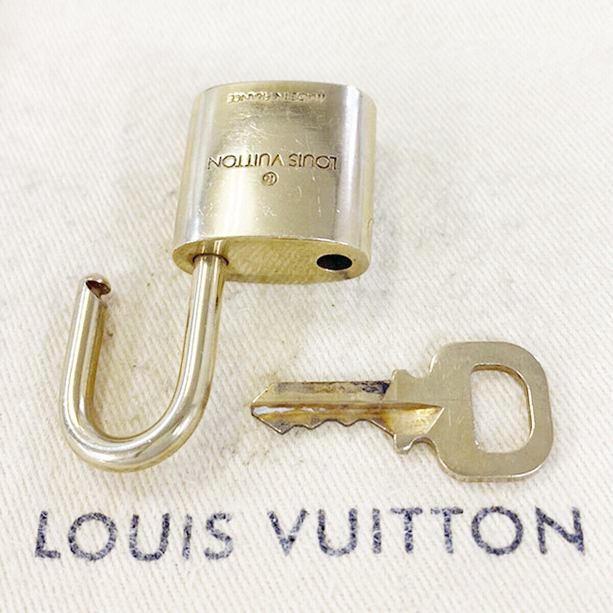 LOUIS VUITTON LV 10 SET PADLOCK CADENA KEY BAG CHARM GOLD PLATED FRANCE 31MS878