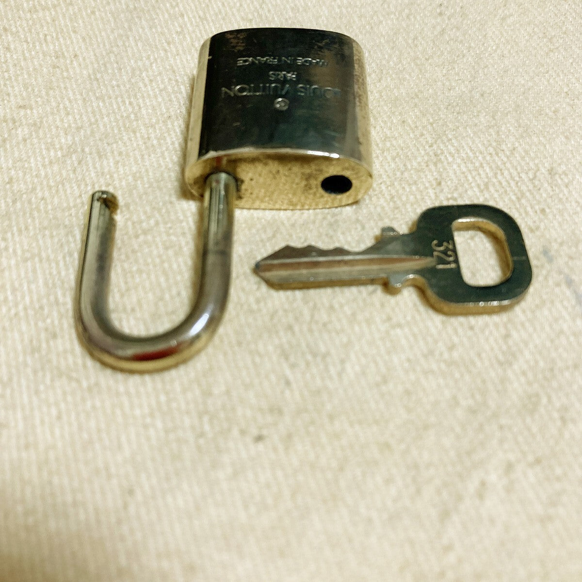 LOUIS VUITTON LV 10 SET PADLOCK KEY CHARM CADENA GOLD-PLATED FRANCE 62PDA176