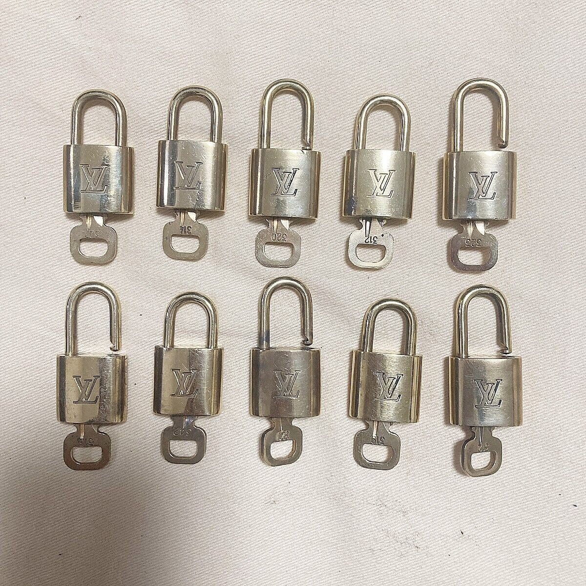 LOUIS VUITTON LV 10 SET PADLOCK KEY BAG CHARM CADENA GOLD PLATED FRANCE 33YB054