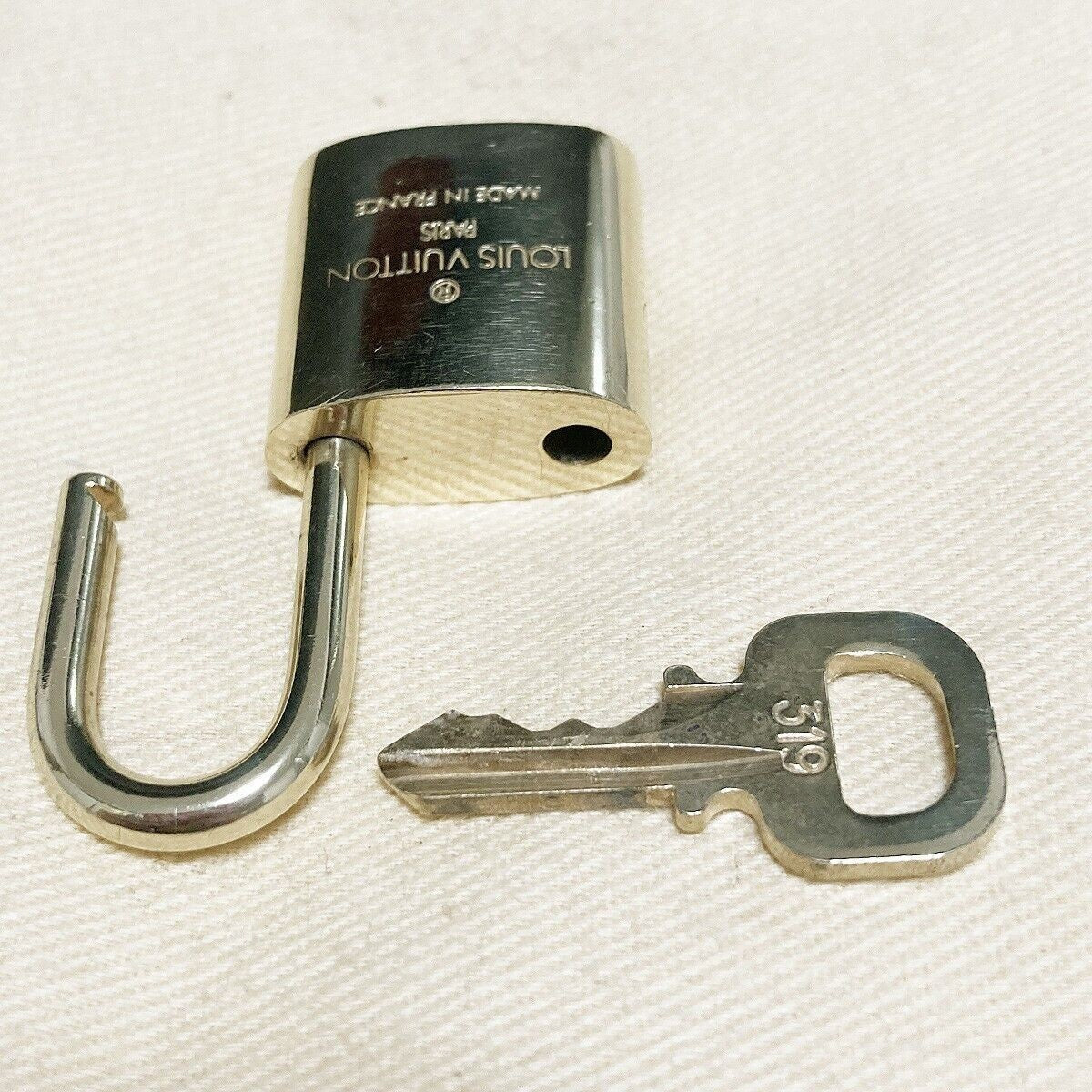 LOUIS VUITTON LV 10 SET PADLOCK KEY BAG CHARM CADENA GOLD PLATED FRANCE 35PDA017