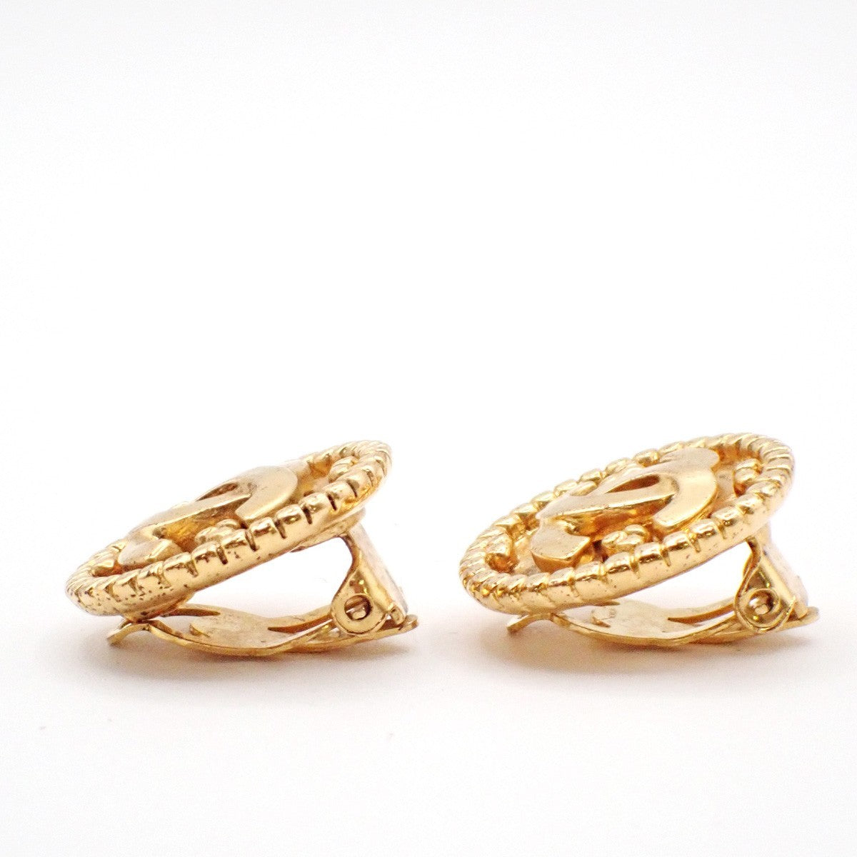 CHANEL CC Logo Round Button Earrings 96A Clip-On Gold France Vintage 39RL906
