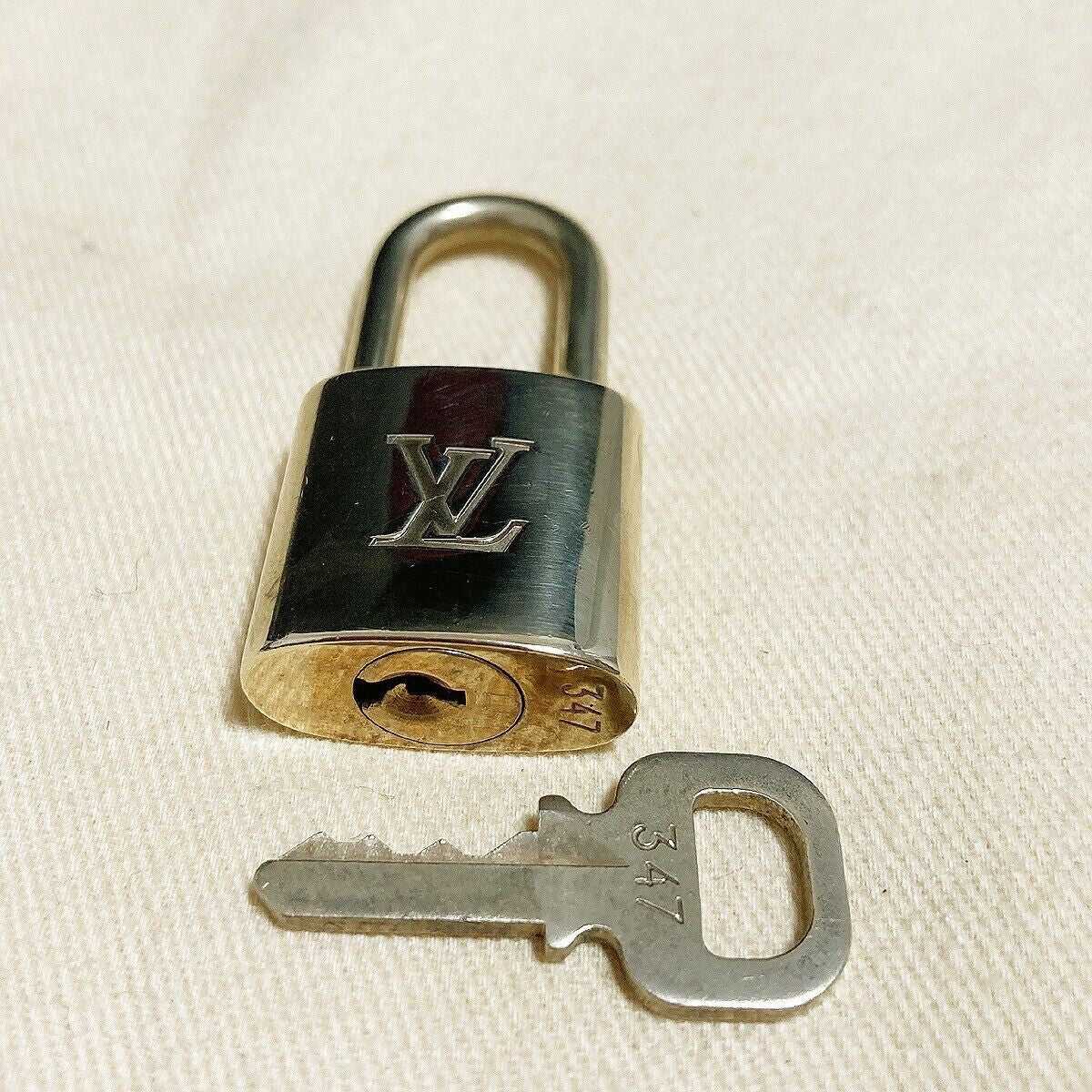 LOUIS VUITTON LV 10 SET PADLOCK KEY BAG CHARM CADENA GOLD PLATED FRANCE 34PDA018