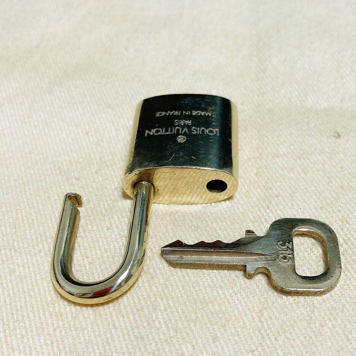 LOUIS VUITTON LV 10 SET PADLOCK KEY BAG CHARM CADENA GOLD PLATED FRANCE 62PDA034