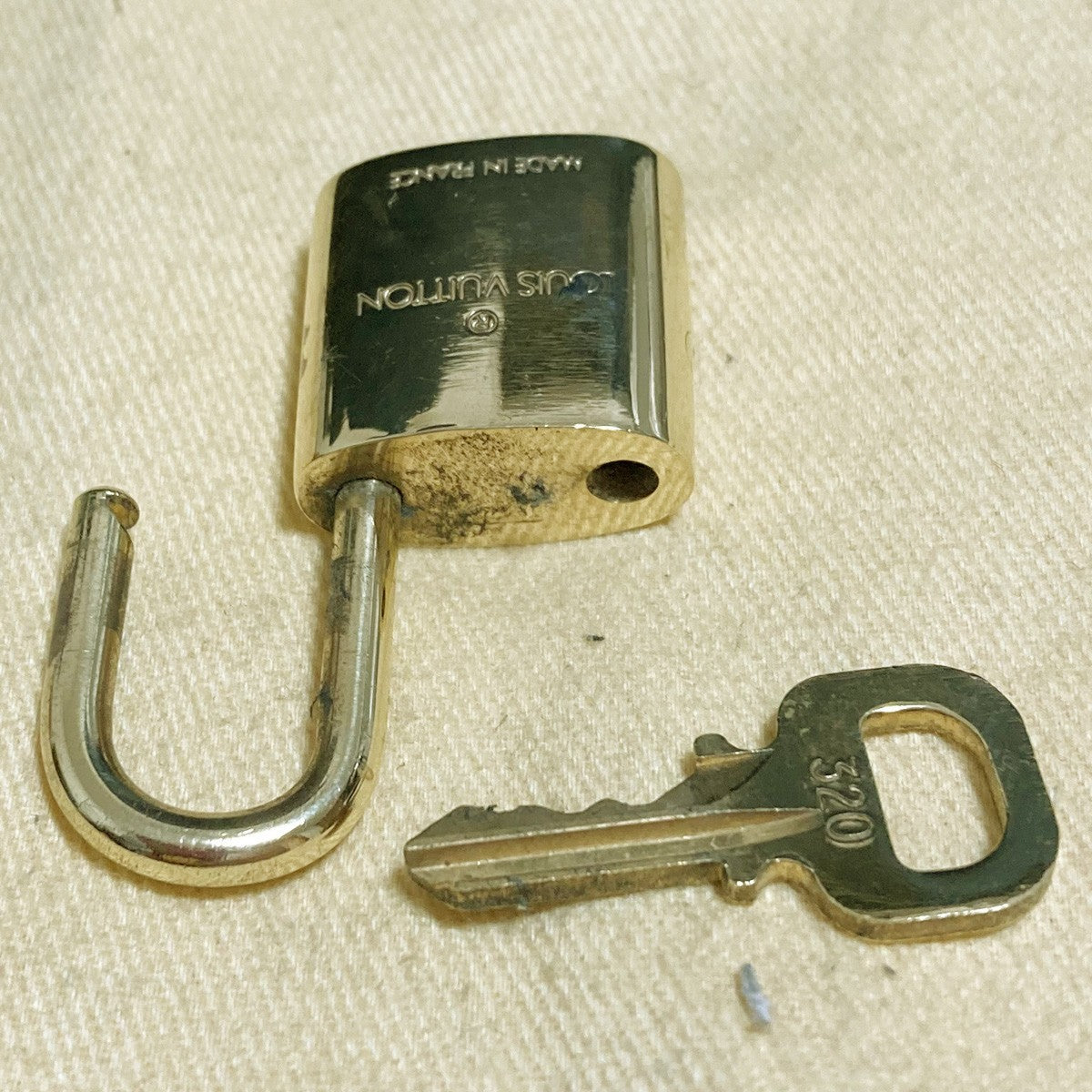 LOUIS VUITTON LV 10 SET PADLOCK KEY CHARM CADENA GOLD-PLATED FRANCE 37PDA293