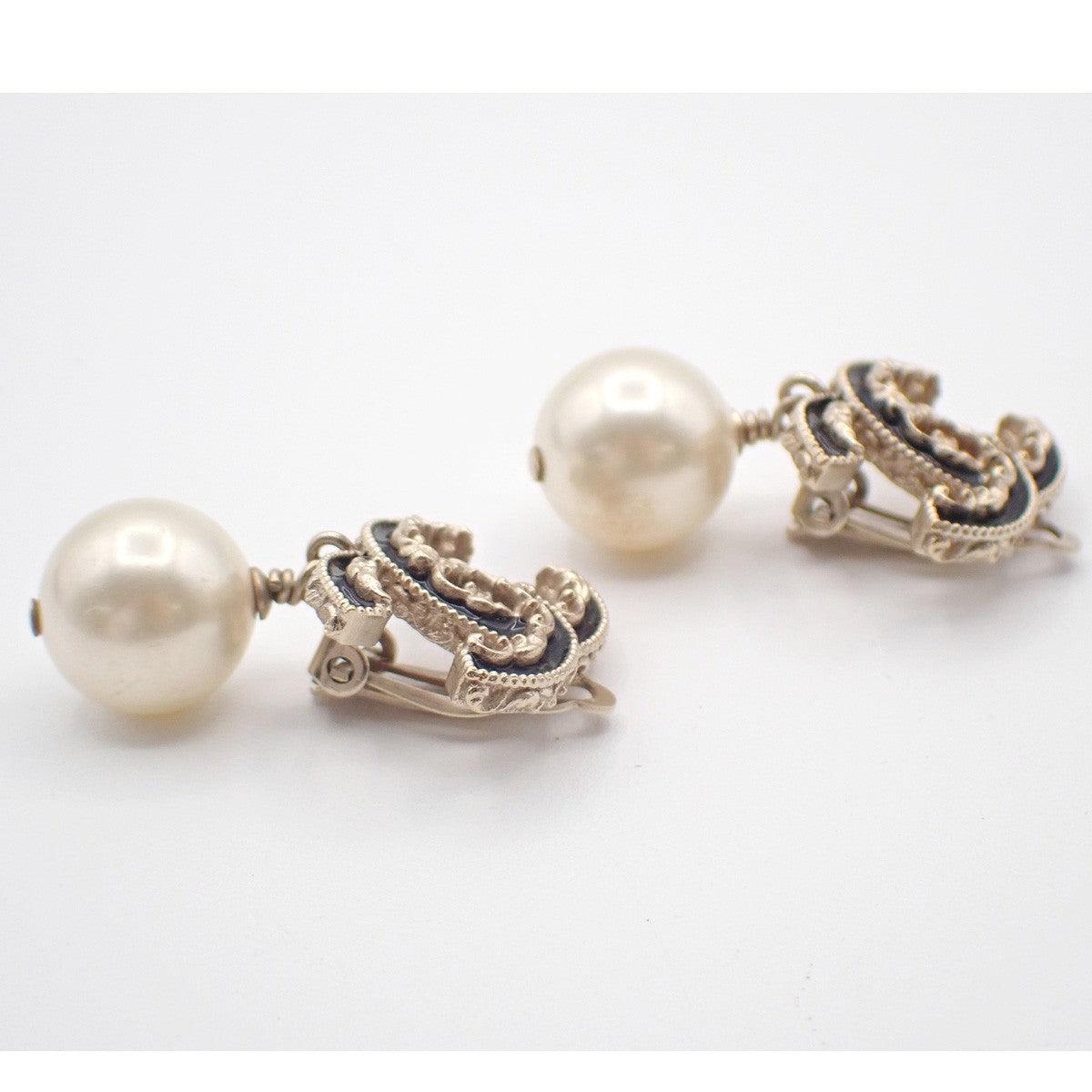 CHANEL CC Logo Immitation Pearl Swing Earrings Clip-on B13C Gold Italy 84RL895