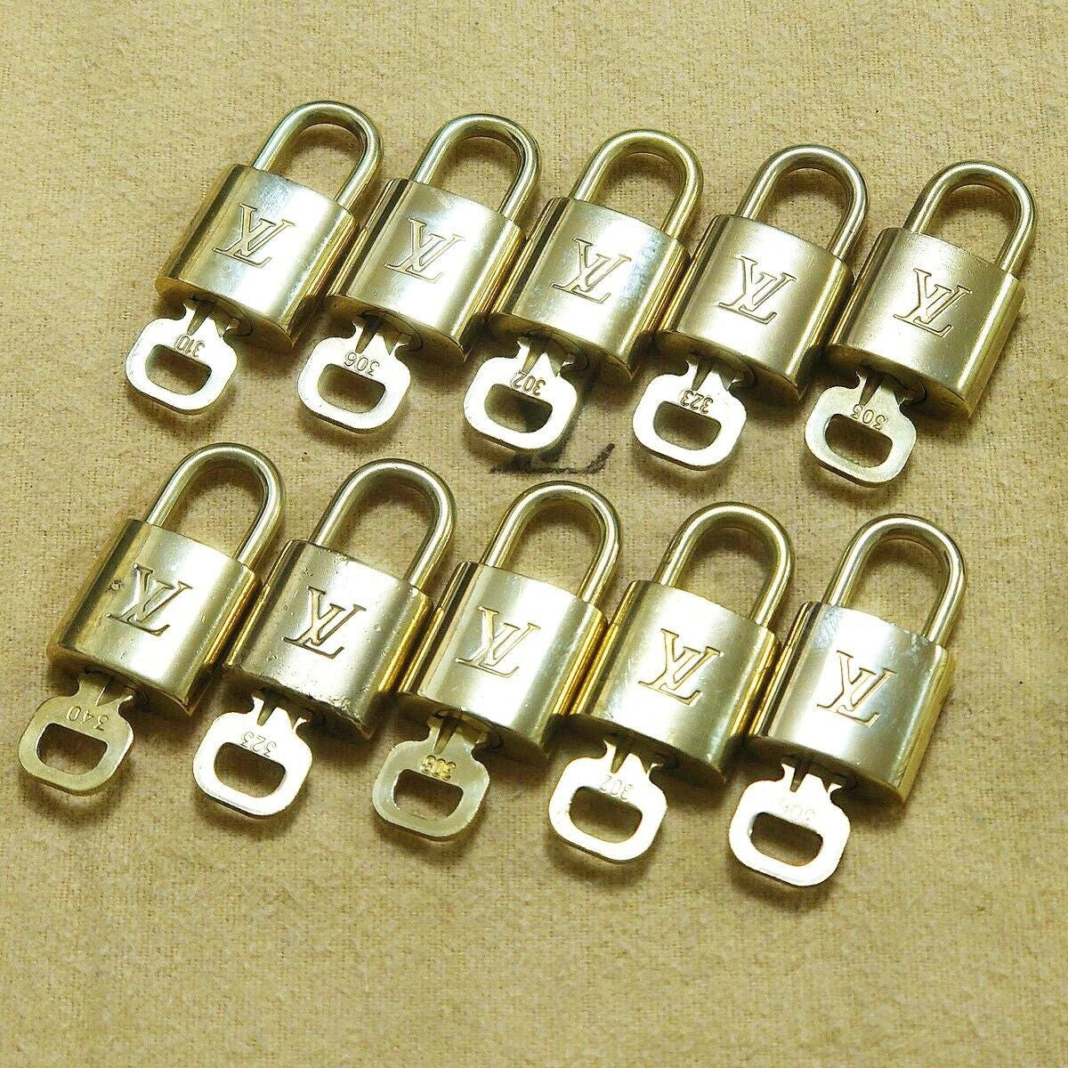 LOUIS VUITTON LV 10 SET PADLOCK KEY BAG CHARM CADENA GOLD PLATED FRANCE 38HA149