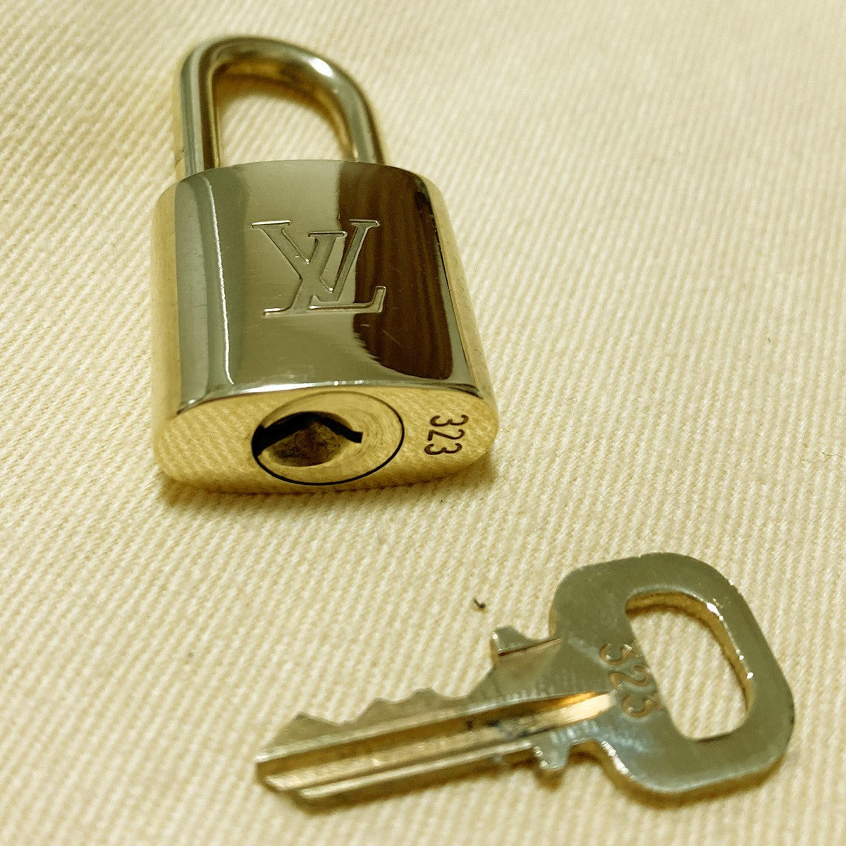 LOUIS VUITTON LV 10 SET PADLOCK KEY CHARM CADENA GOLD-PLATED FRANCE 31PDA299