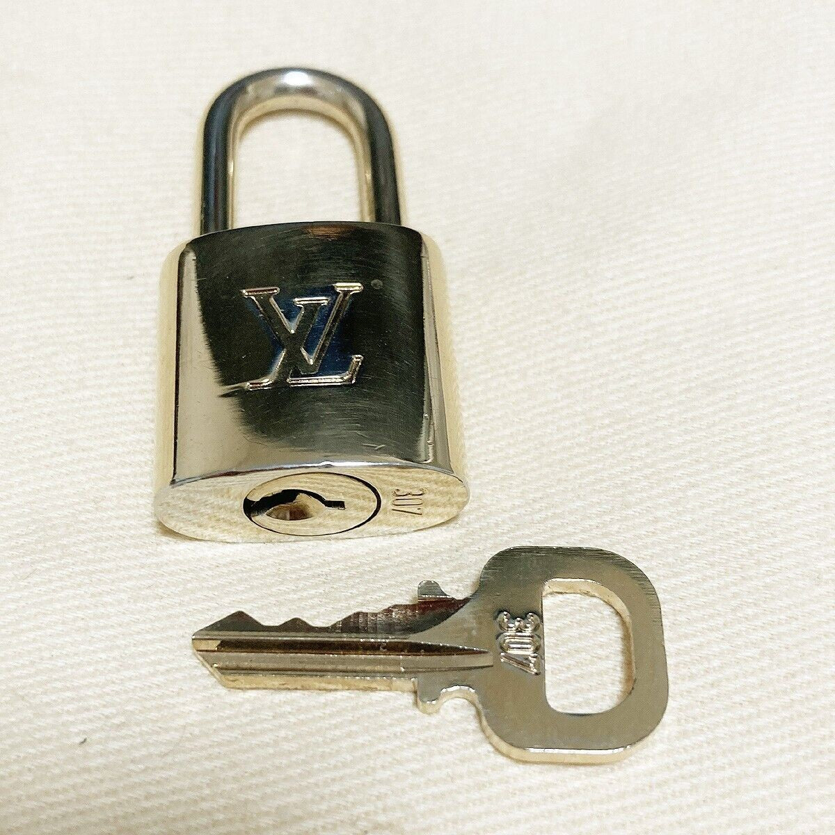 LOUIS VUITTON LV 10 SET PADLOCK KEY BAG CHARM CADENA GOLD PLATED FRANCE 35PDA015