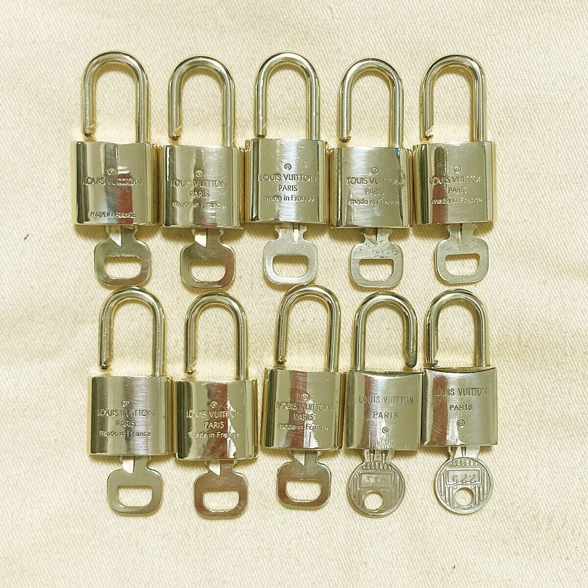LOUIS VUITTON LV 10 SET PADLOCK KEY BAG CHARM CADENA GOLD PLATED FRANCE 37PDA119