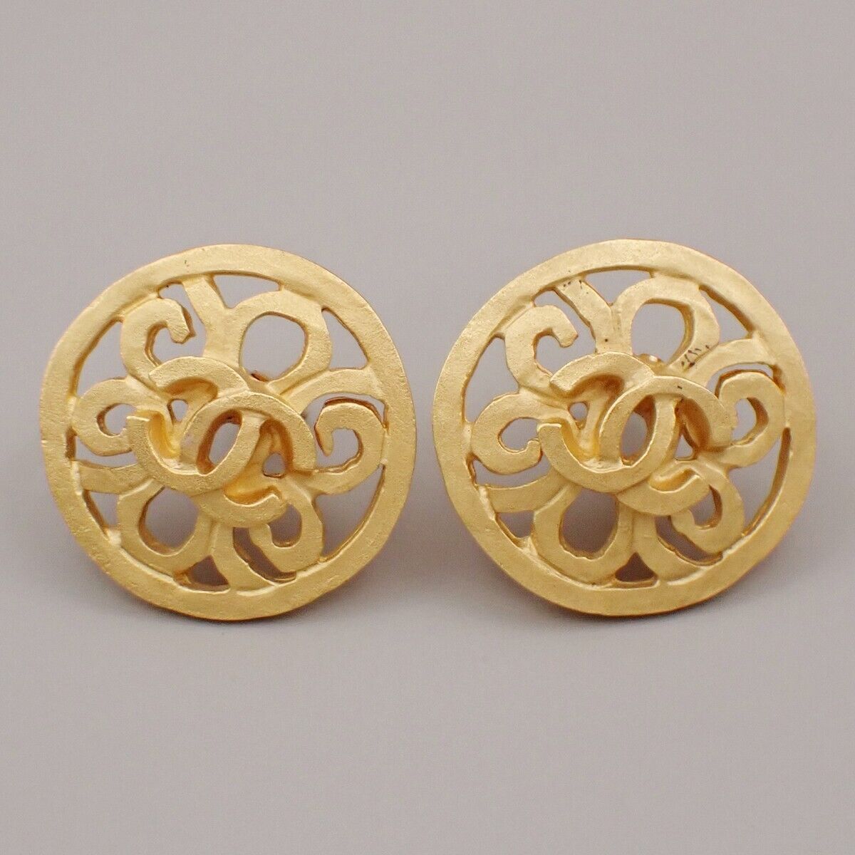 CHANEL CC Logo Round Earrings 95P Clip-On Gold GHW France Vintage 83RK700