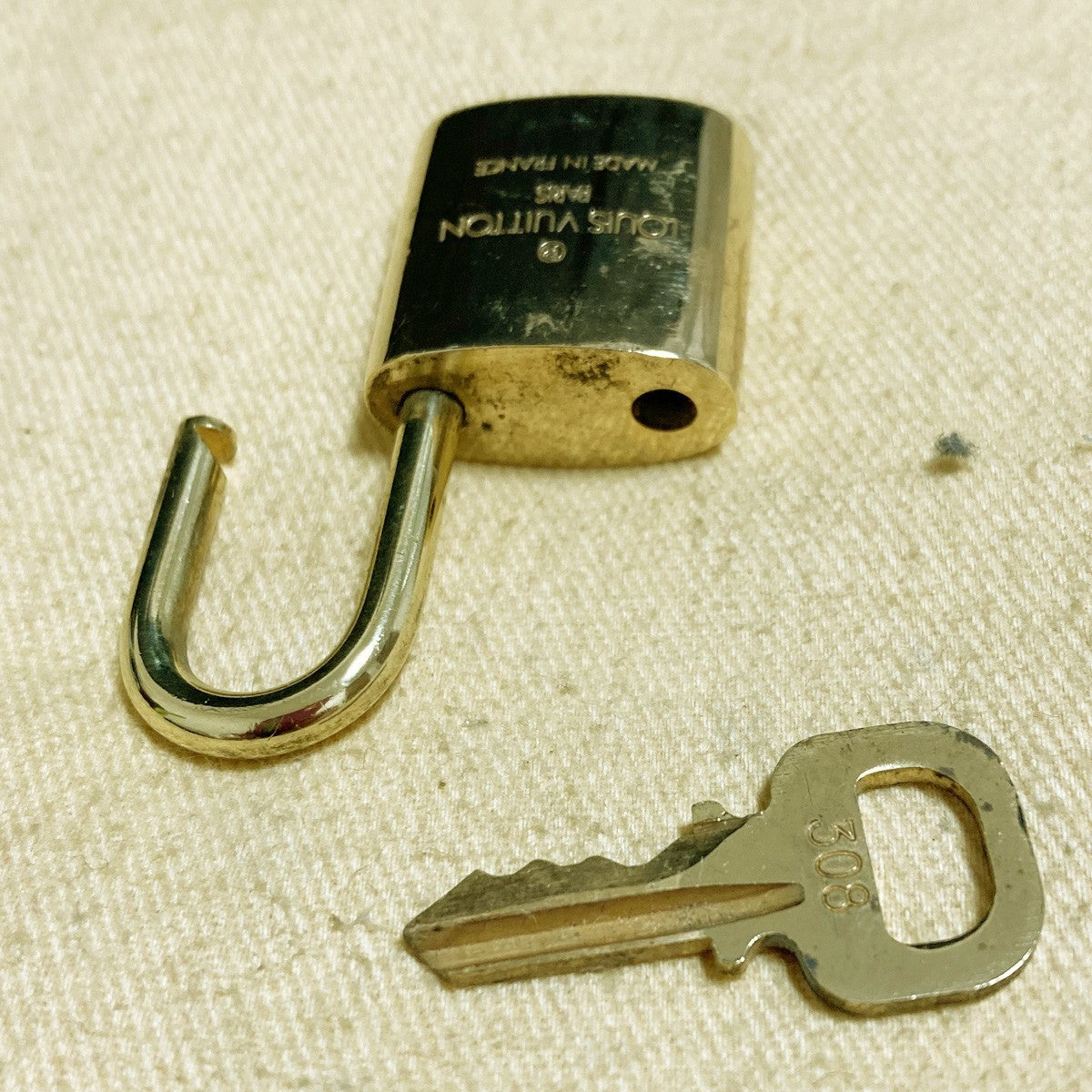 LOUIS VUITTON LV 10 SET PADLOCK KEY CHARM CADENA GOLD-PLATED FRANCE 37PDA258