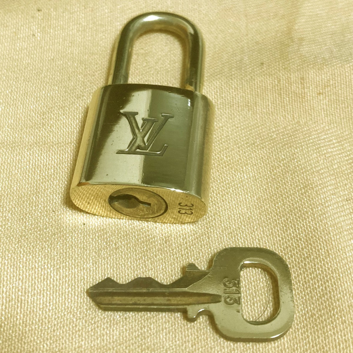 LOUIS VUITTON LV 10 SET PADLOCK KEY CHARM CADENA GOLD-PLATED FRANCE 02PDA318