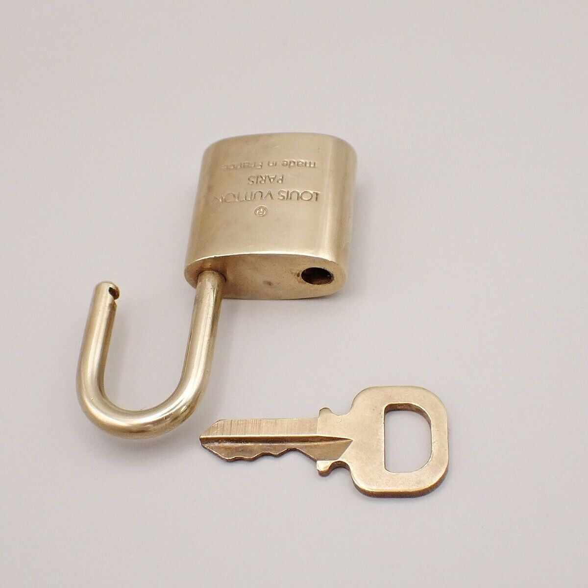 LOUIS VUITTON LV 10 SET PADLOCK CADENA KEY BAG CHARM GOLD PLATED FRANCE 31YE673