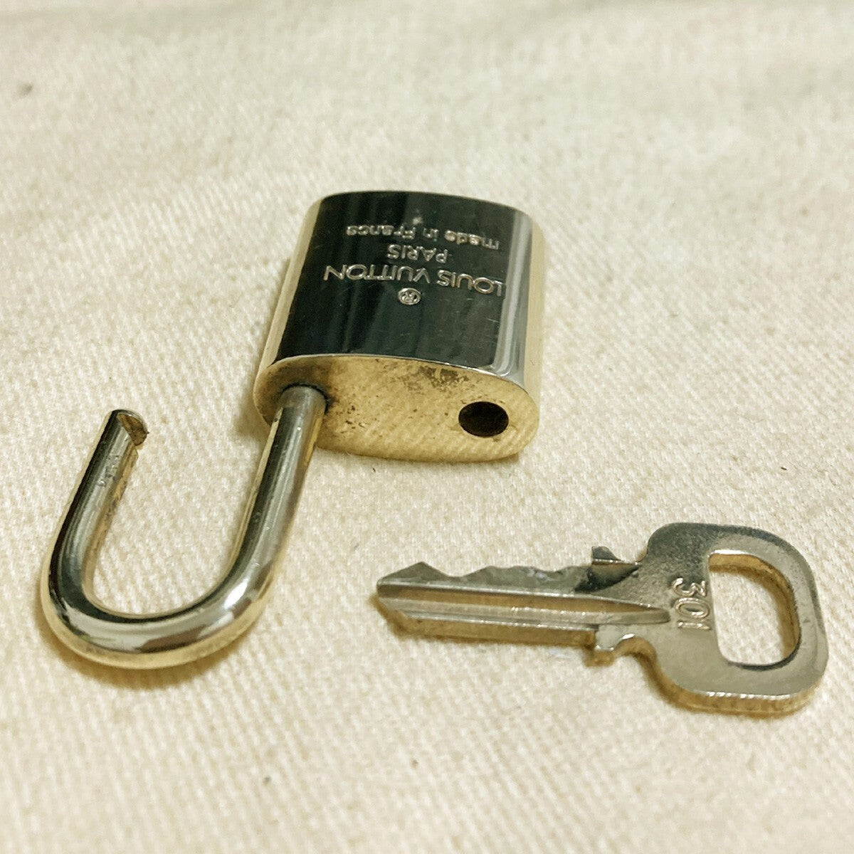 LOUIS VUITTON LV 10 SET PADLOCK KEY CHARM CADENA GOLD-PLATED FRANCE 37PDA215