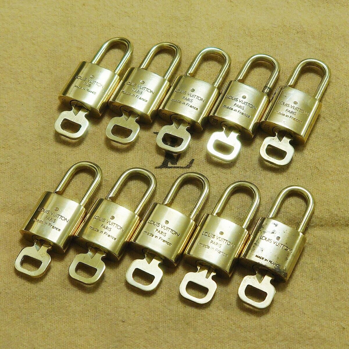 LOUIS VUITTON LV 10 SET PADLOCK KEY BAG CHARM CADENA GOLD PLATED FRANCE 37HA122