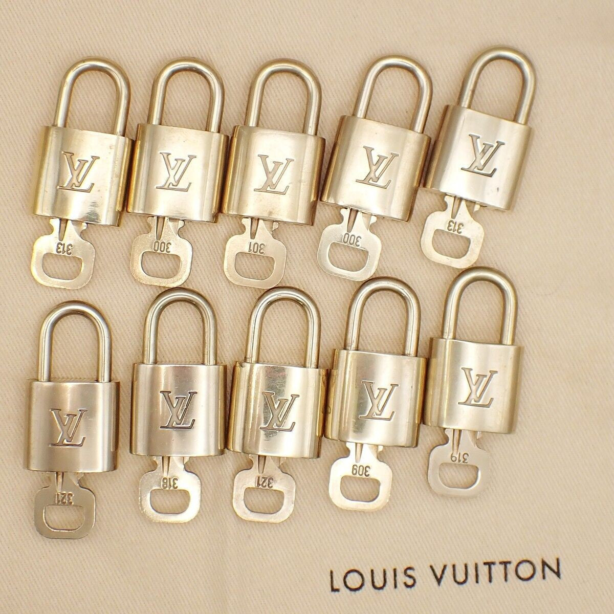 LOUIS VUITTON LV 10 SET PADLOCK CADENA KEY BAG CHARM GOLD PLATED FRANCE 31YE673