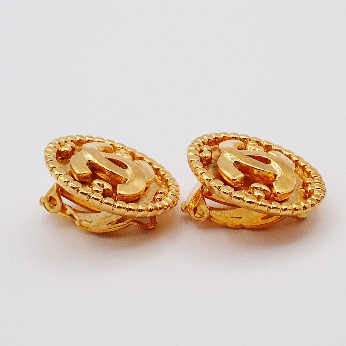 CHANEL CC Logo Round Button Earrings 96A Clip-On Gold France Vintage 80RL495