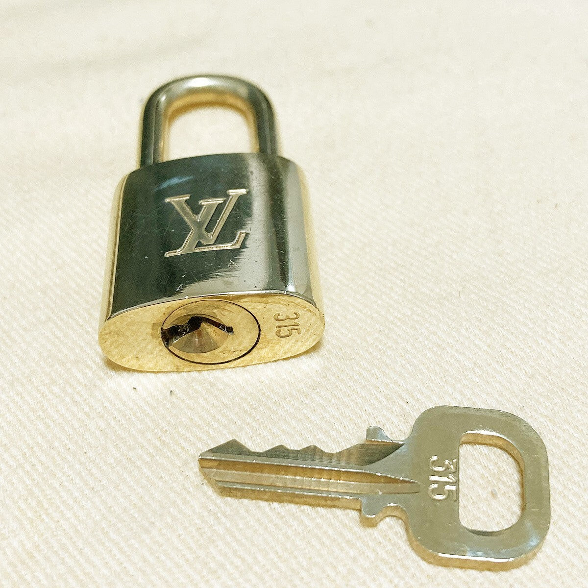 LOUIS VUITTON LV 10 SET PADLOCK KEY BAG CHARM CADENA GOLD PLATED FRANCE 37PDA026
