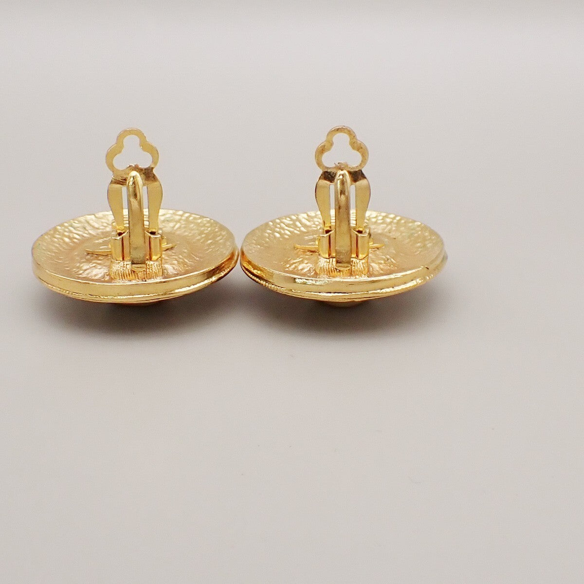 CHANEL Logo Imitation Pearl Round Button Earrings Clip-On GHW Vintage 64RK810