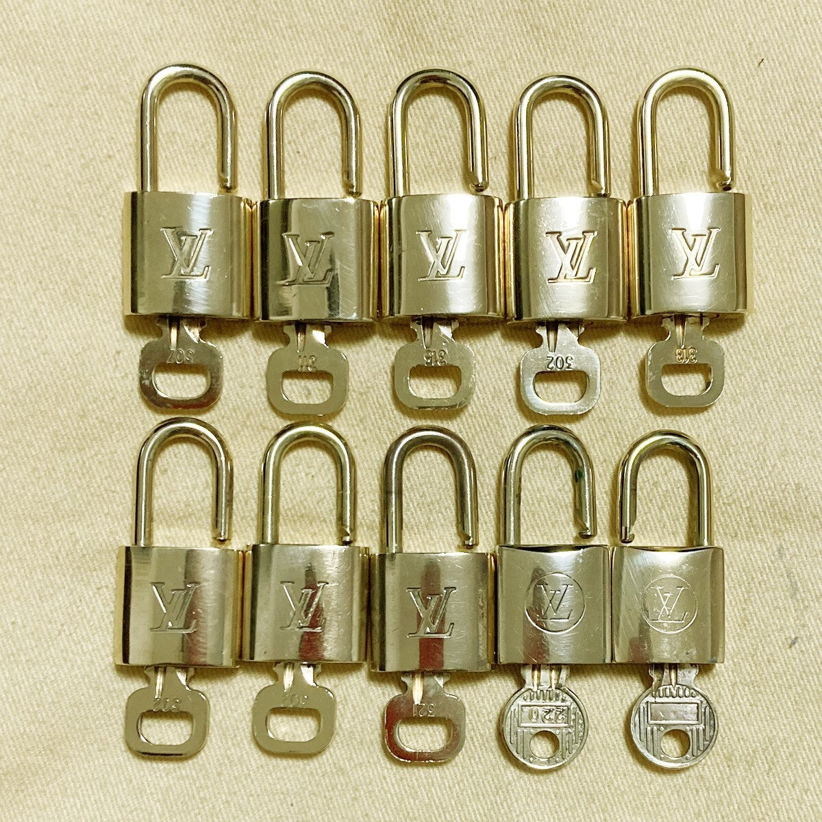 LOUIS VUITTON LV 10 SET PADLOCK KEY CHARM CADENA GOLD-PLATED FRANCE 62PDA176