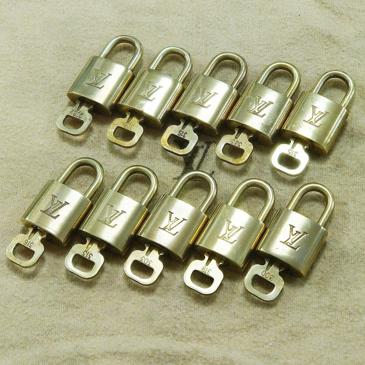 LOUIS VUITTON LV 10 SET PADLOCK KEY BAG CHARM CADENA GOLD PLATED FRANCE 65HA162