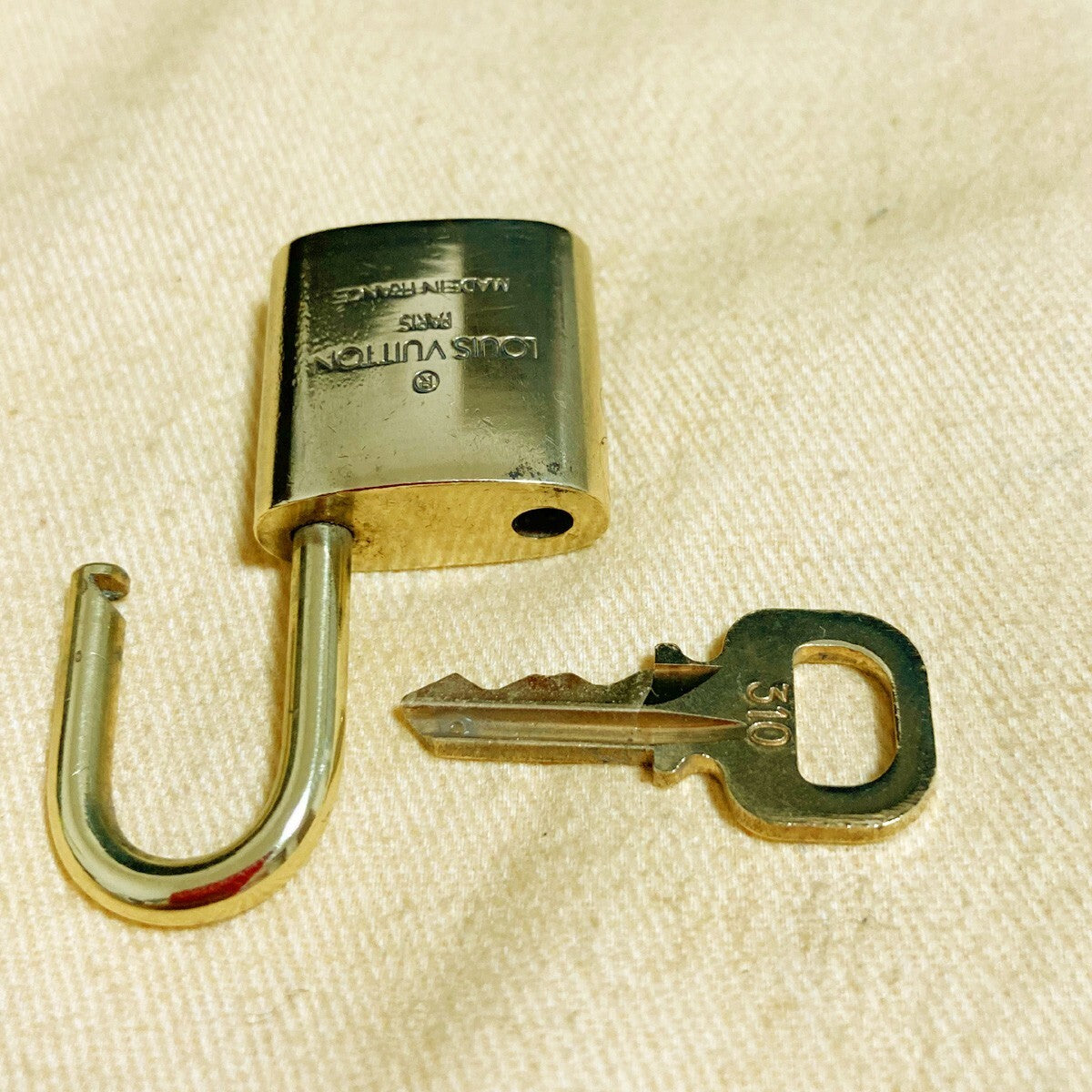 LOUIS VUITTON LV 10 SET PADLOCK KEY CHARM CADENA GOLD-PLATED FRANCE 80PDA144