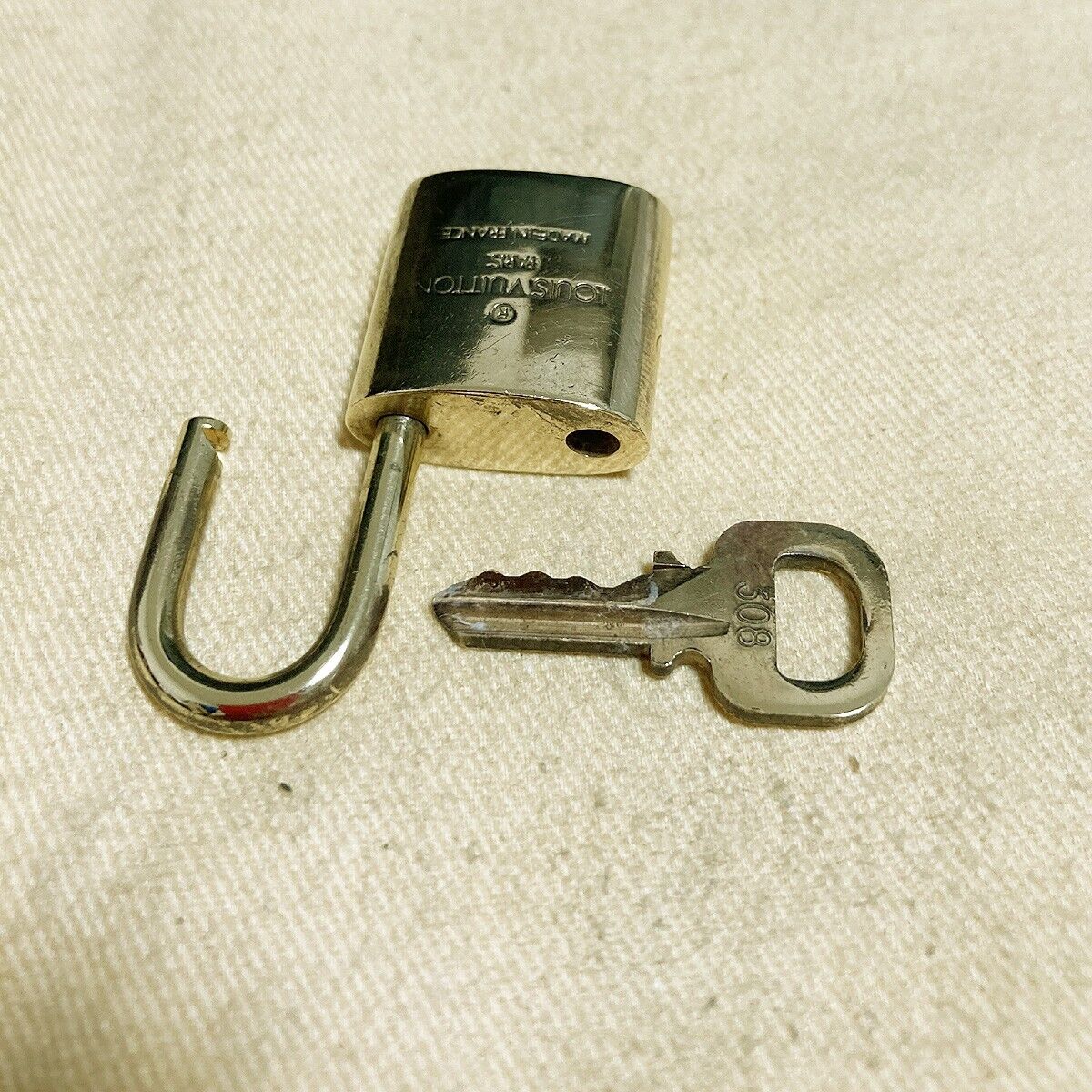 LOUIS VUITTON LV 10 SET PADLOCK KEY BAG CHARM CADENA GOLD PLATED FRANCE 37PDA080