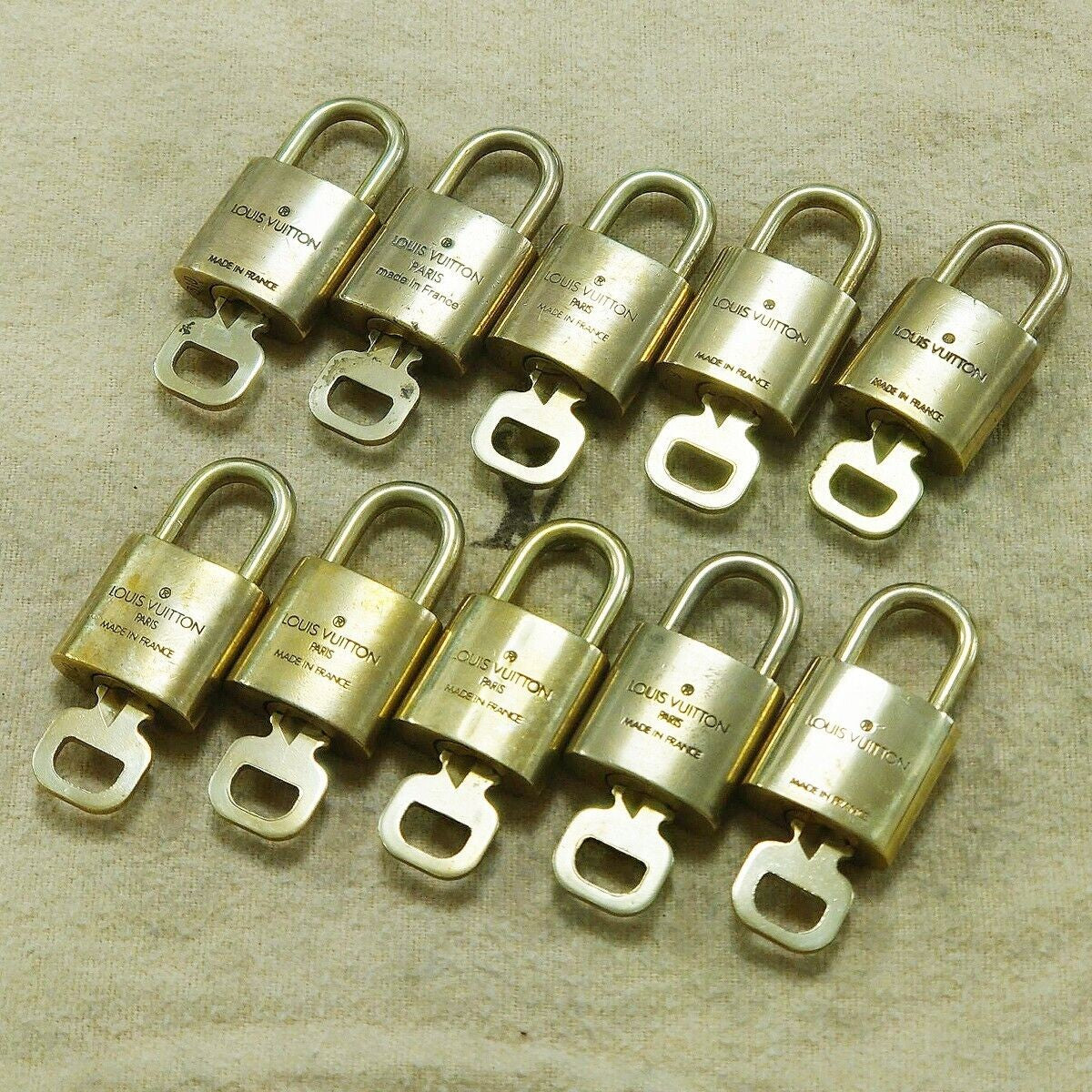 LOUIS VUITTON LV 10 SET PADLOCK KEY BAG CHARM CADENA GOLD PLATED FRANCE 65HA163