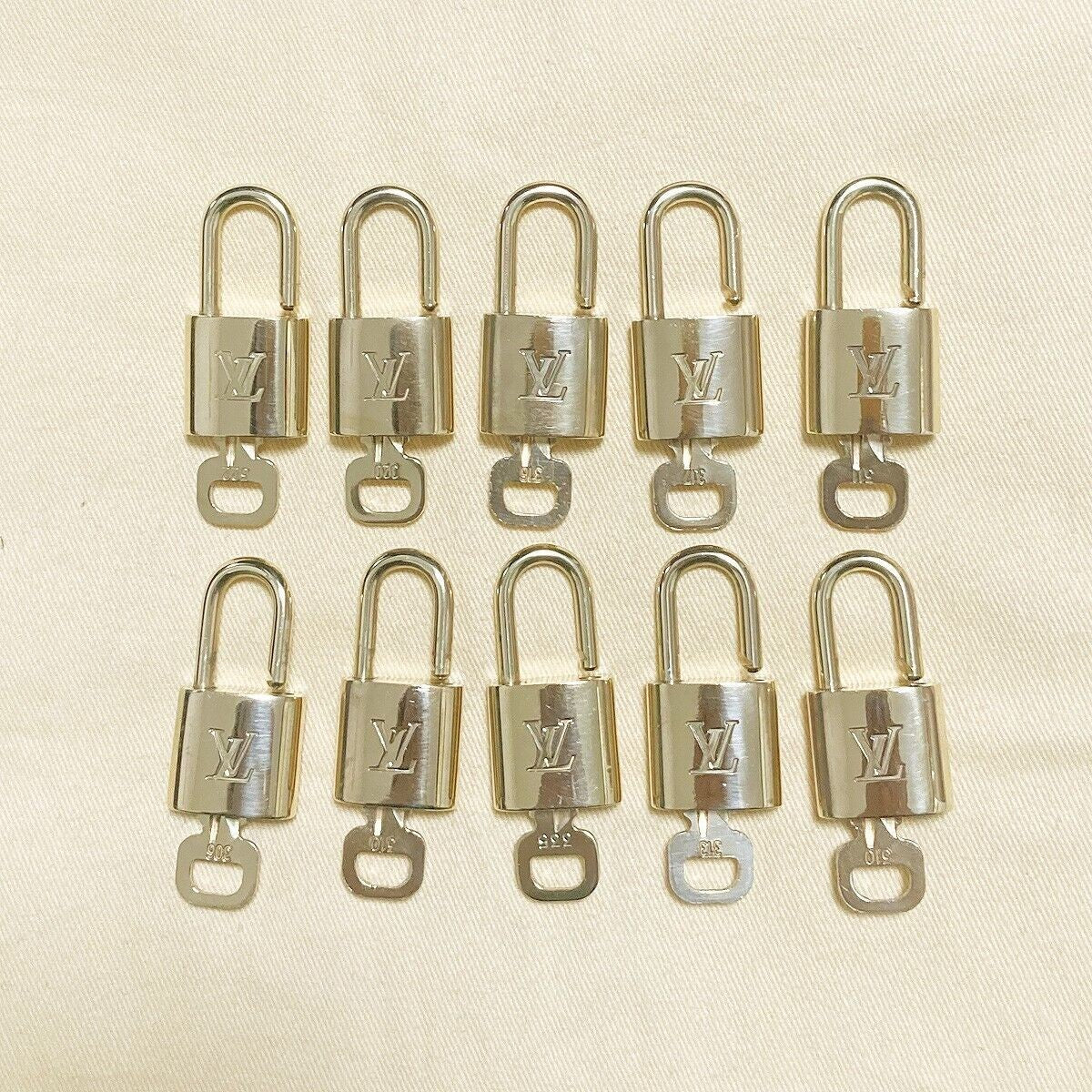 LOUIS VUITTON LV 10 SET PADLOCK KEY BAG CHARM CADENA GOLD PLATED FRANCE 37PDA031