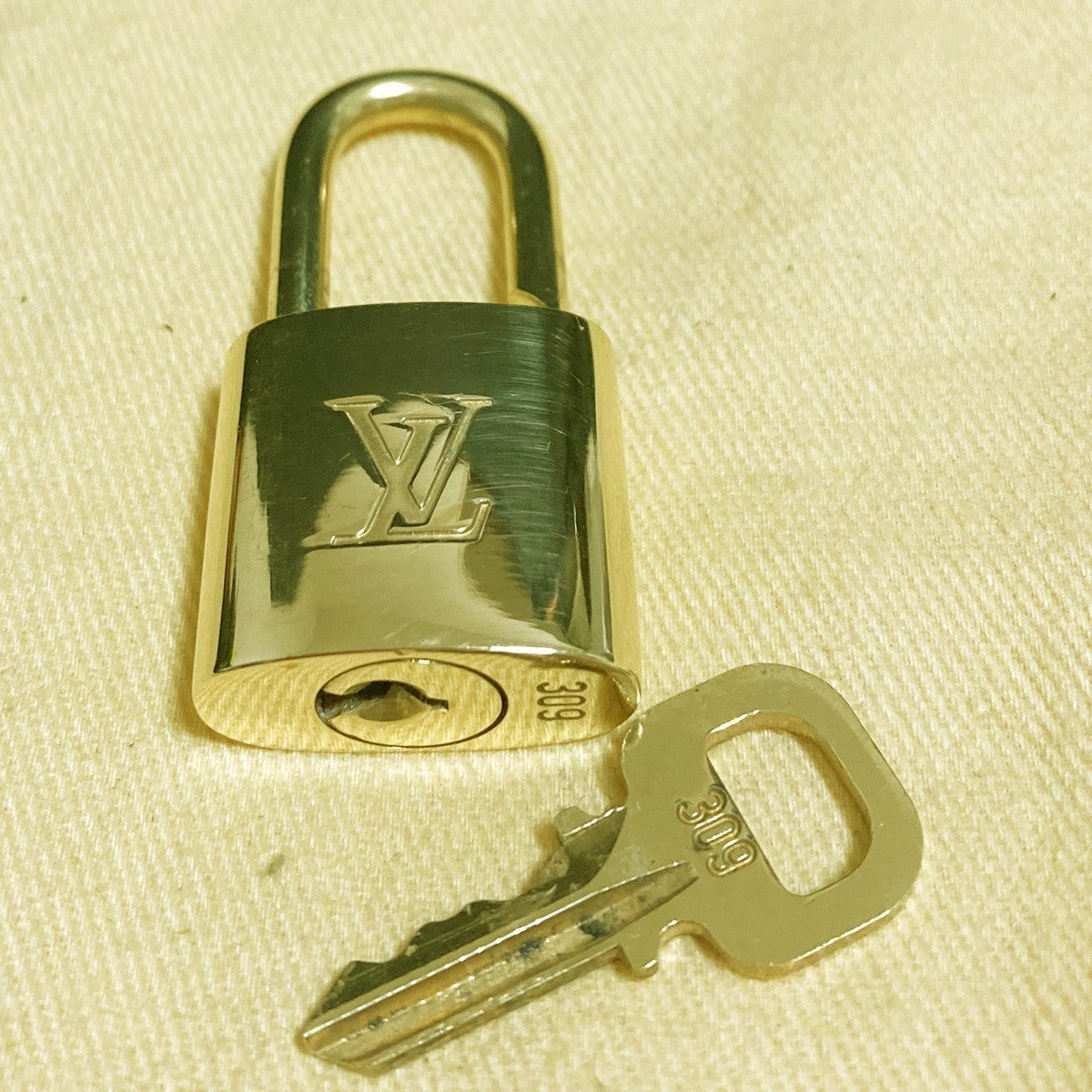 LOUIS VUITTON LV 10 SET PADLOCK KEY CHARM CADENA GOLD-PLATED FRANCE 65PDA284